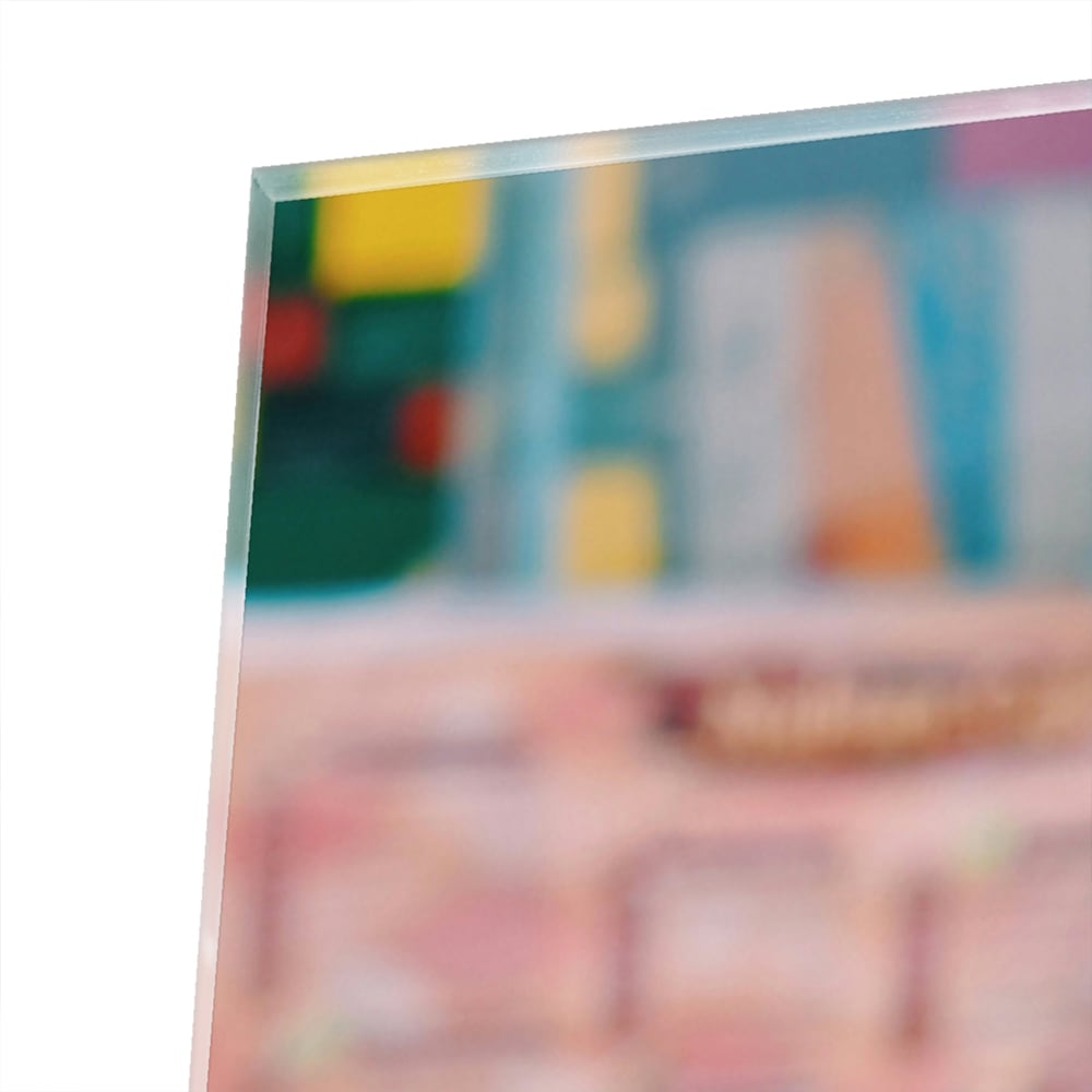 Kleurrijk glazen schilderij met verschillende specerijen in schalen