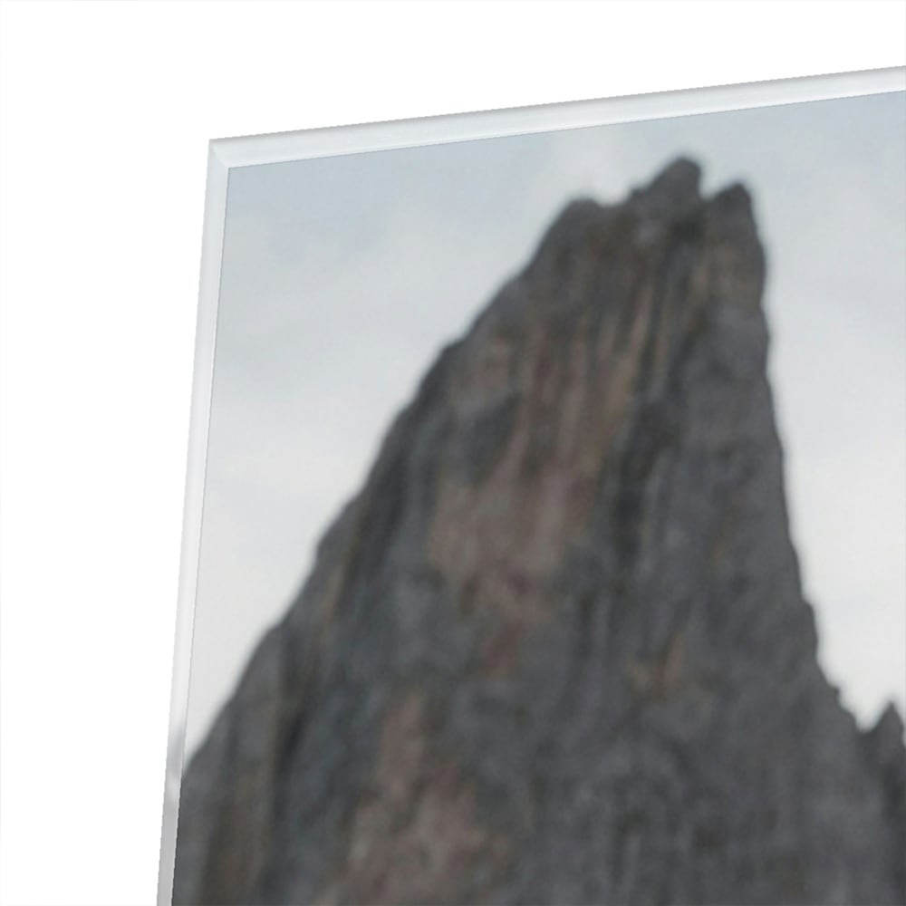 Glas schilderij van bergen met een koe in een groene wei.