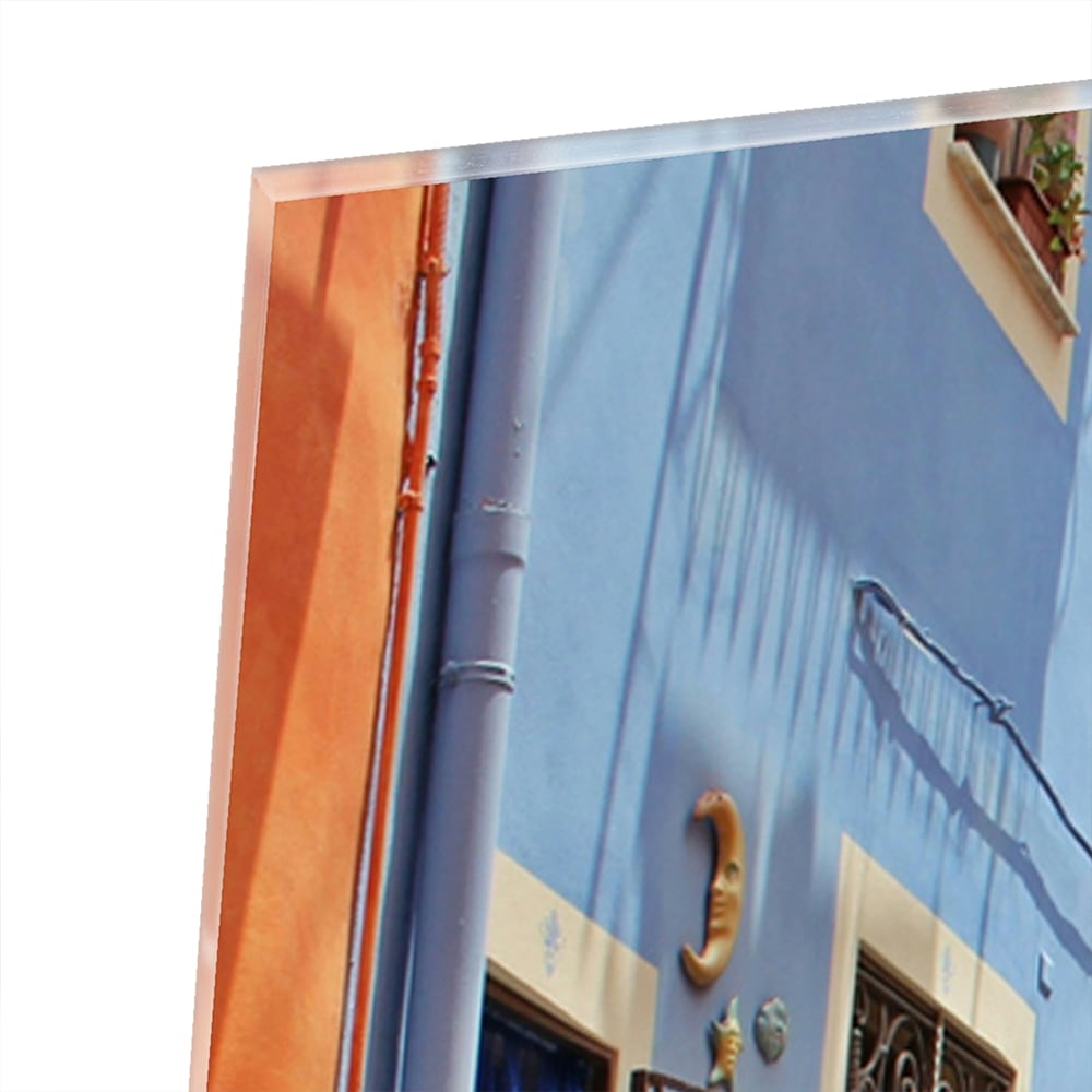 Glazen schilderij van een kleurrijke straat met een Vespa en bloeiende planten.