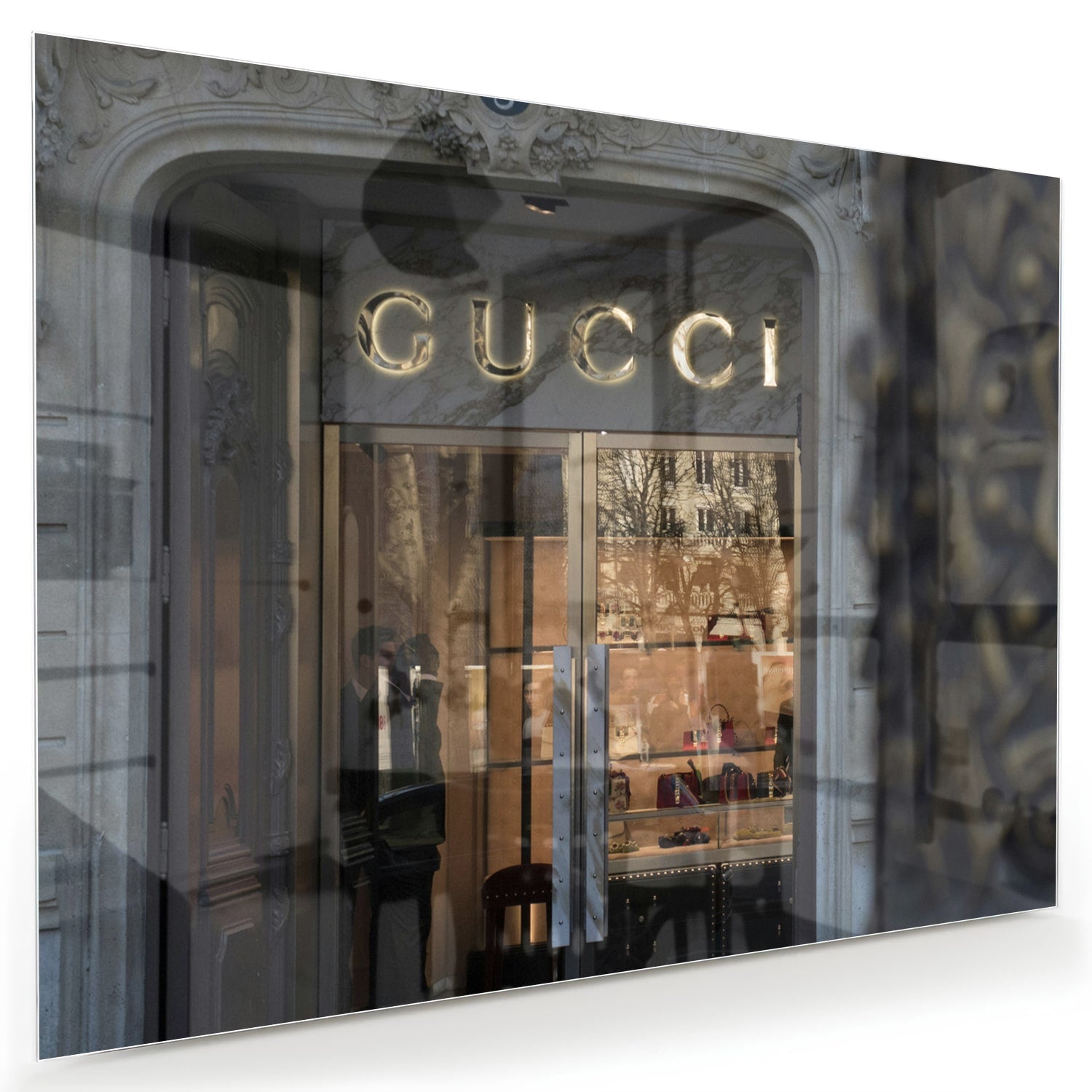Elegant glazen schilderij van de Gucci etalage in een modern interieur.
