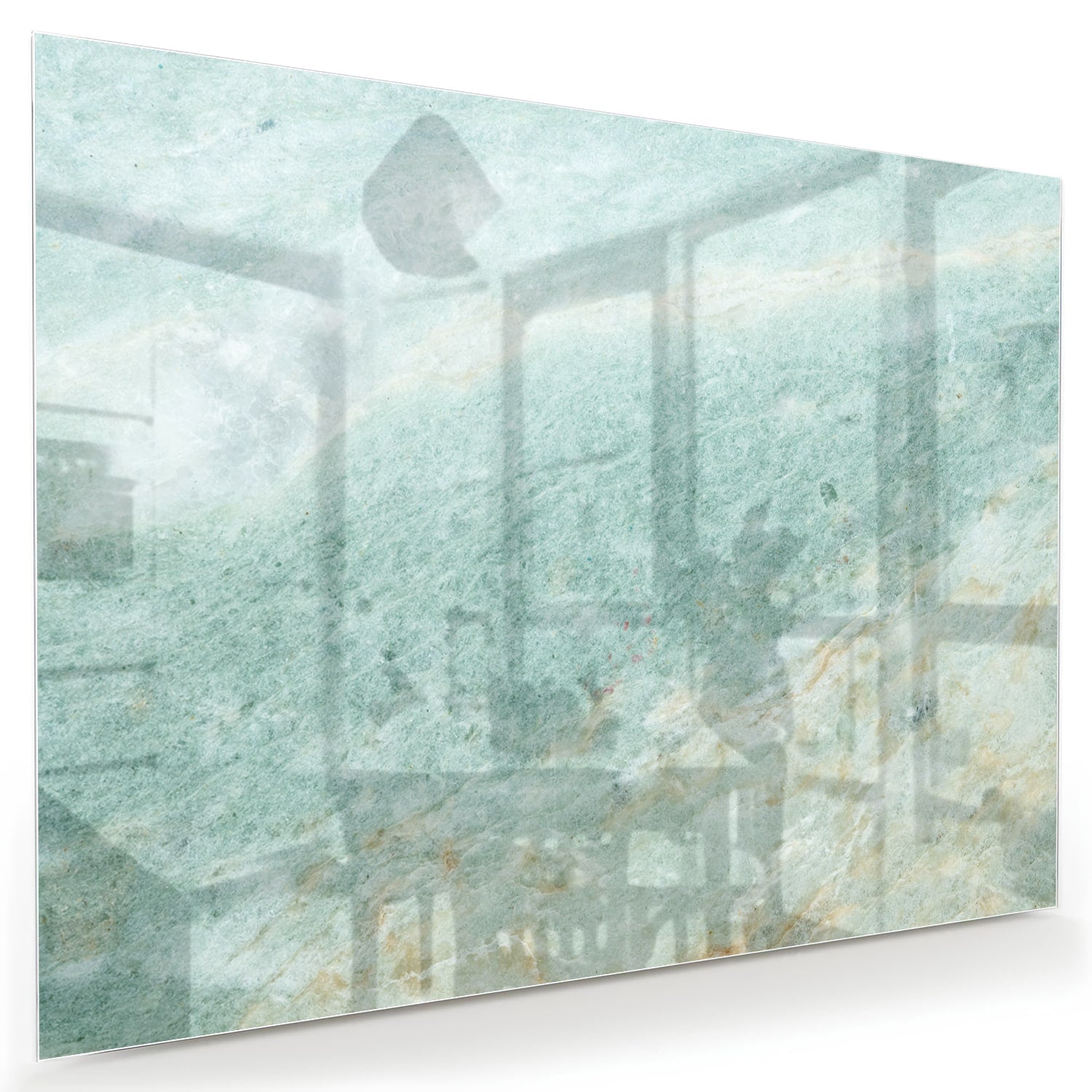 Abstract glazen schilderij in groentinten aan de muur in een moderne woonkamer.