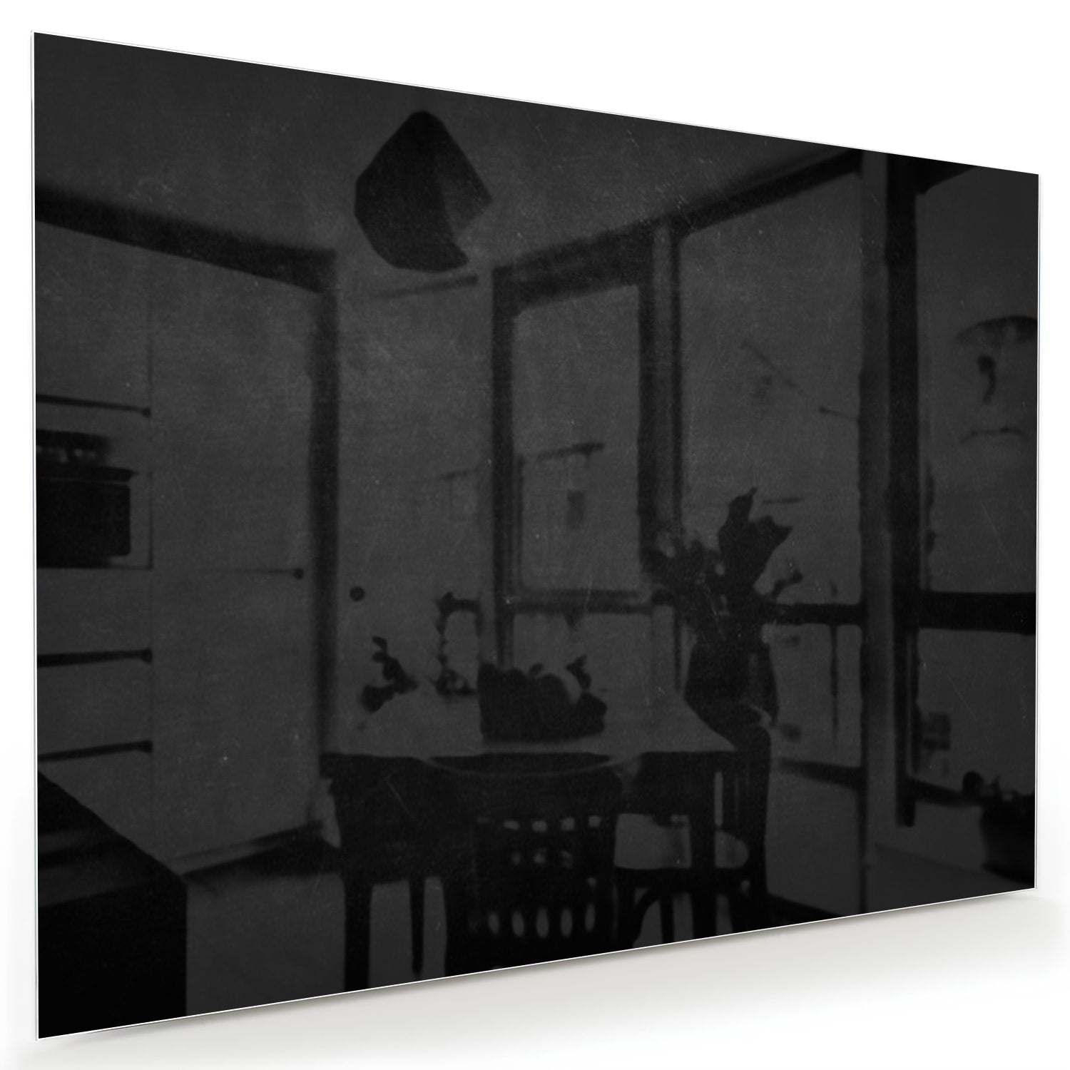 Zwart glazen schilderij dat elegant in een moderne woonkamer hangt.