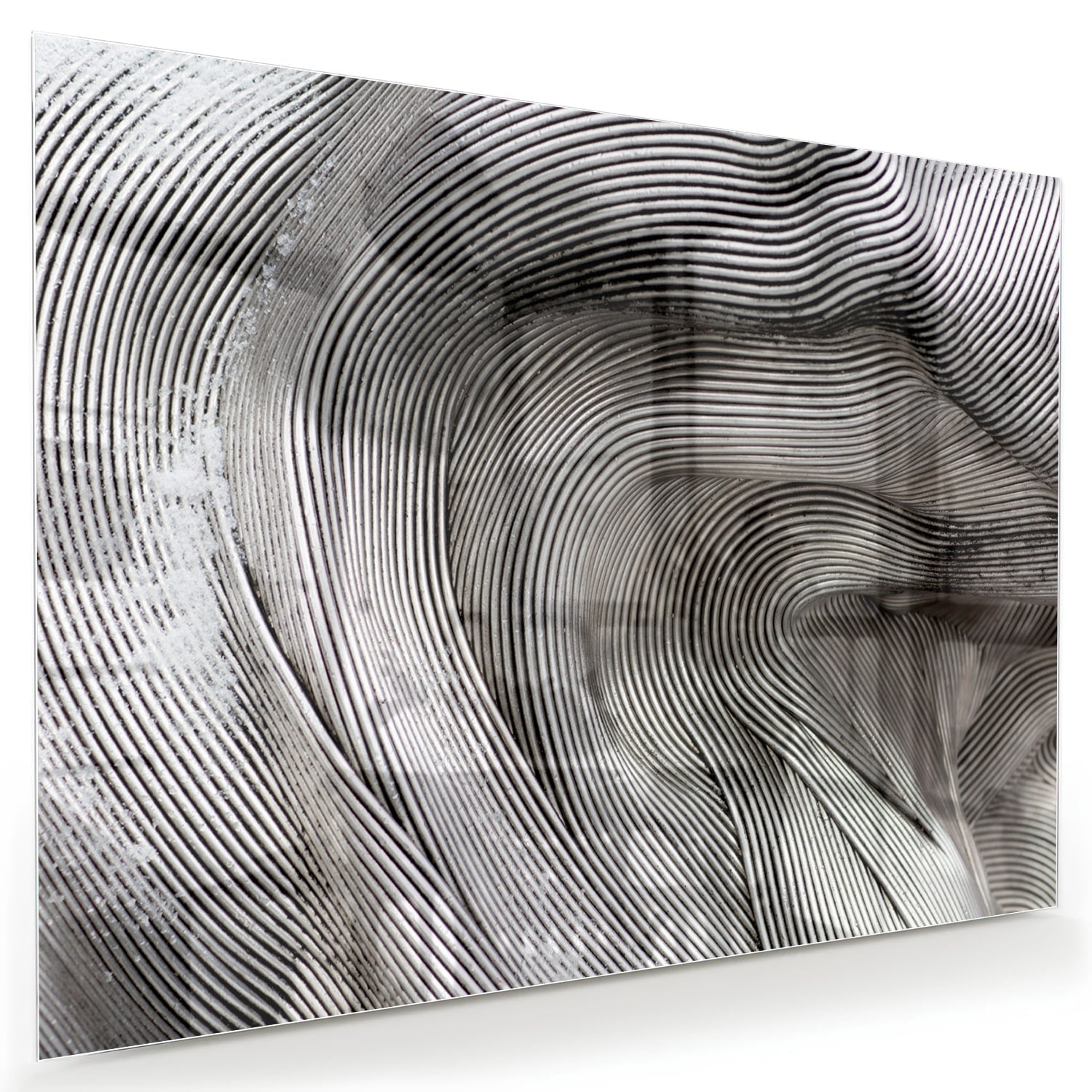 Abstract glazen schilderij met golvende lijnen in een lichte ruimte
