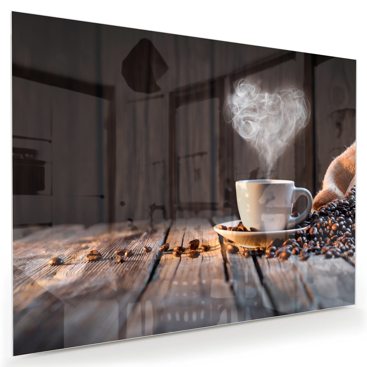 Glazen schilderij met een dampende kop koffie en koffiebonen op een houten tafel.