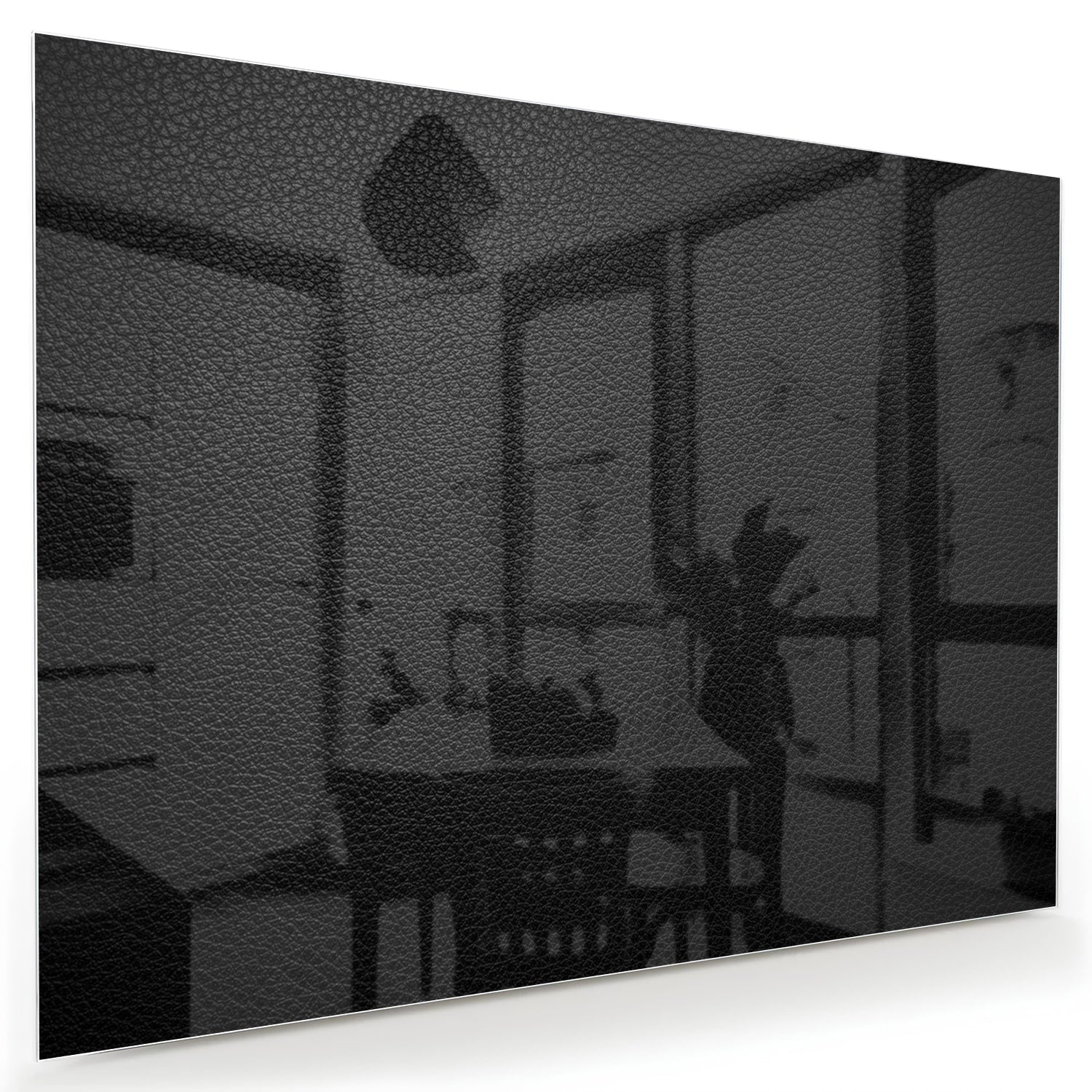 Elegant zwart glazen schilderij in een moderne woonkamer.
