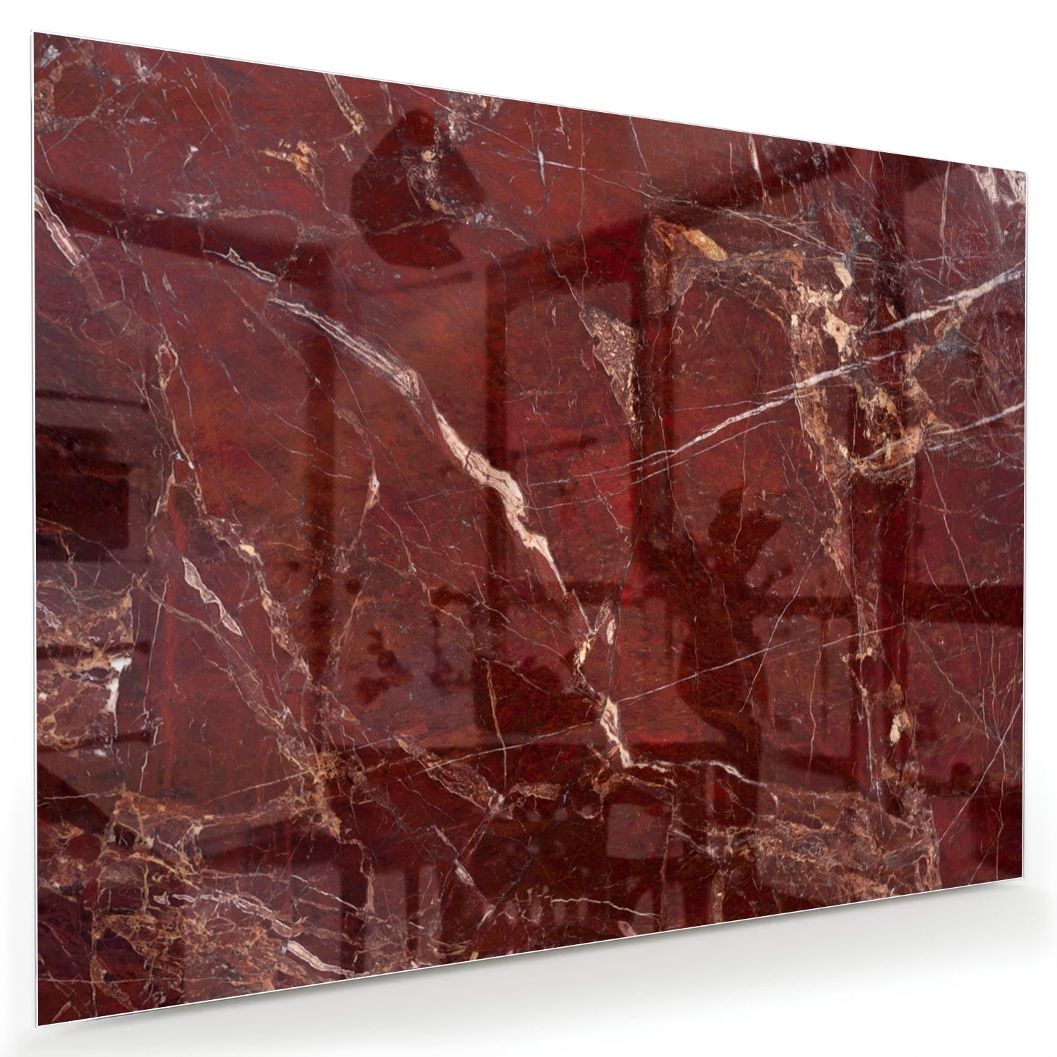 Rood glazen schilderij met marmerlook aan de muur boven een houten kast