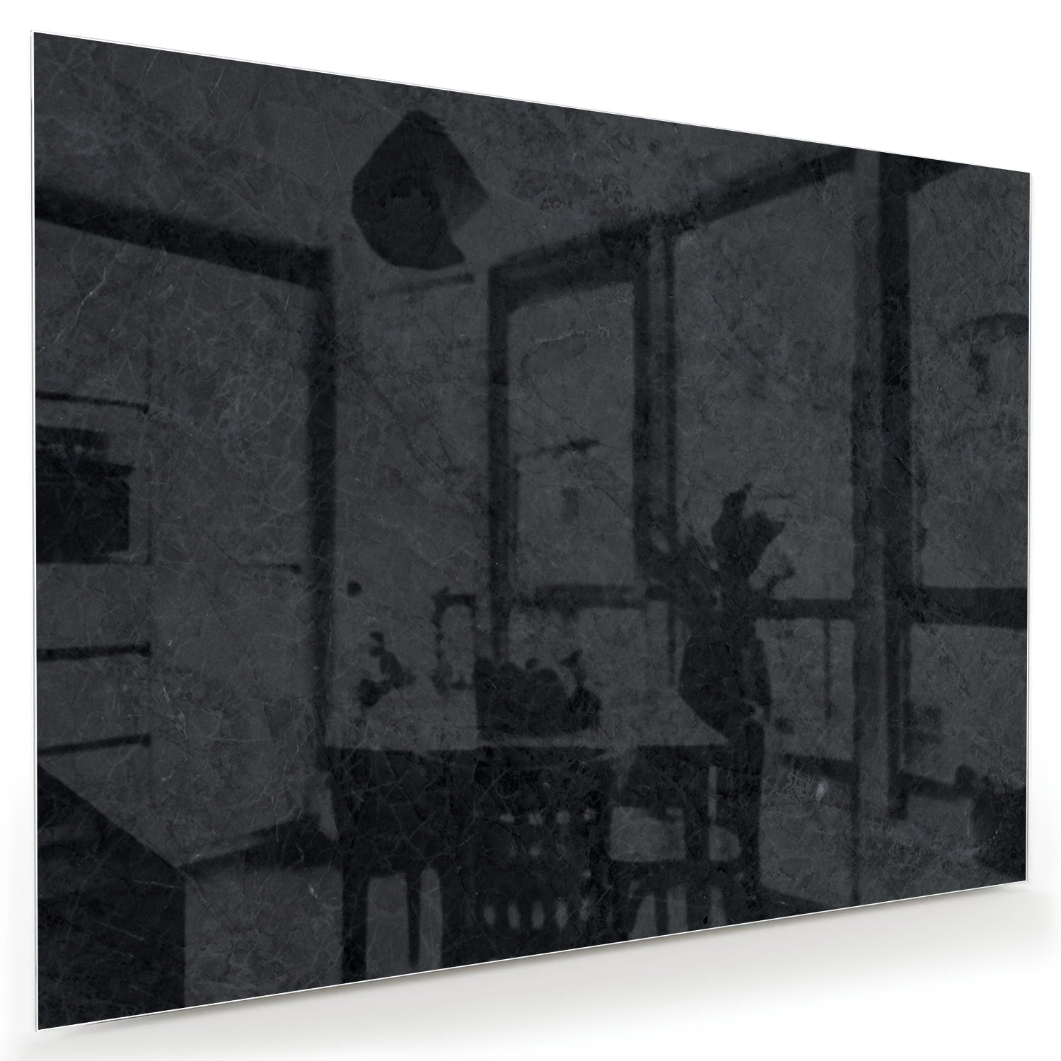 Minimalistisch glazen schilderij aan de muur in een moderne woonkamer.