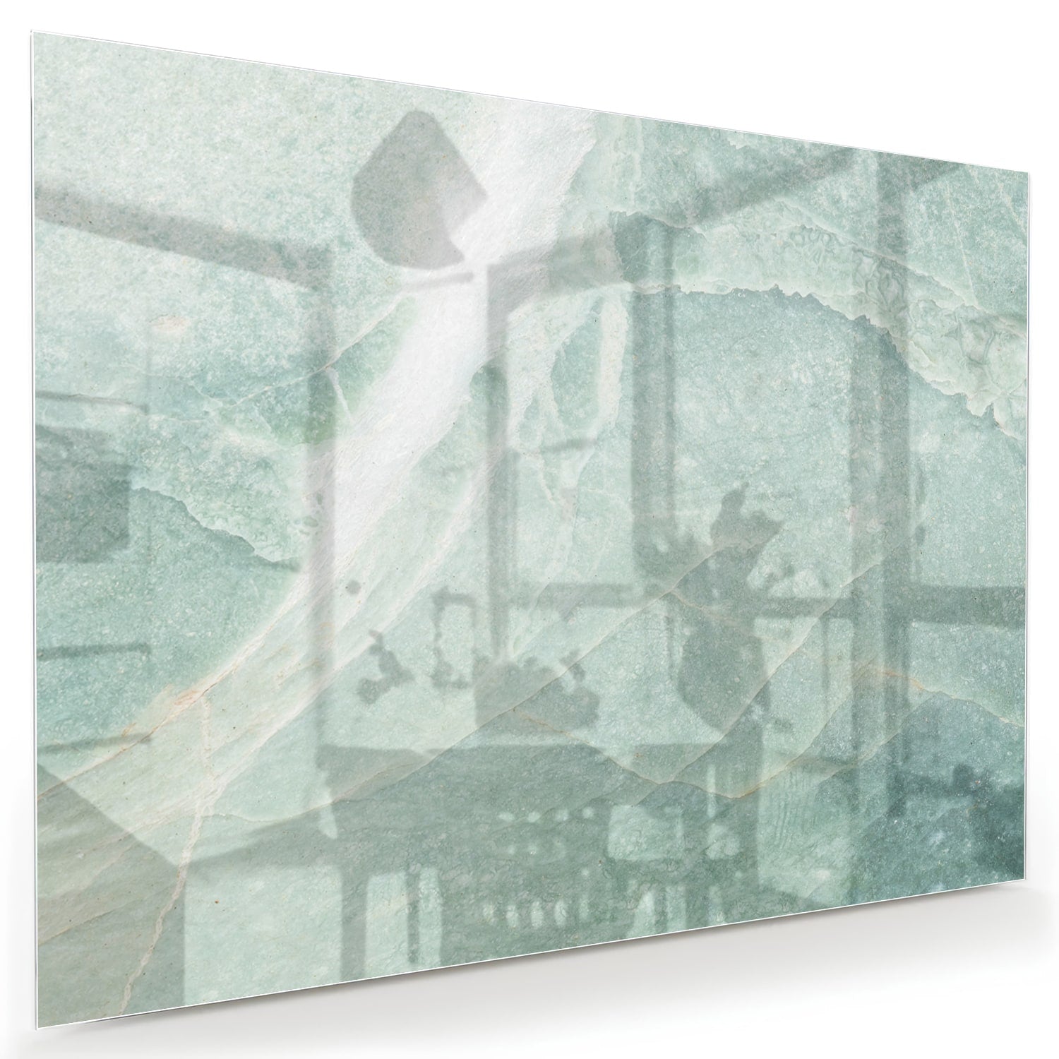 Abstract groen glazen schilderij aan de muur boven een houten meubel.