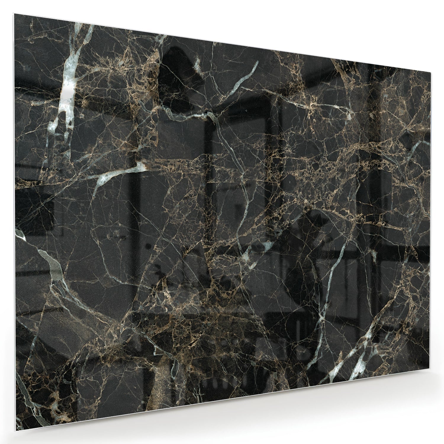 Glazen schilderij van zwart marmer met gouden aderen, hangt boven een moderne meubelstuk.