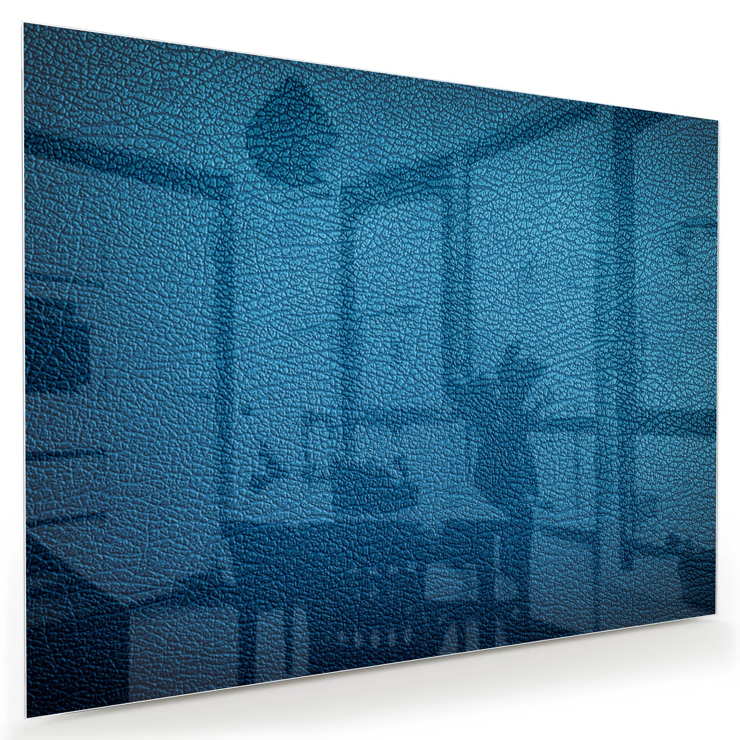 Blauw glazen schilderij met reflecties aan de muur in een moderne woonkamer.