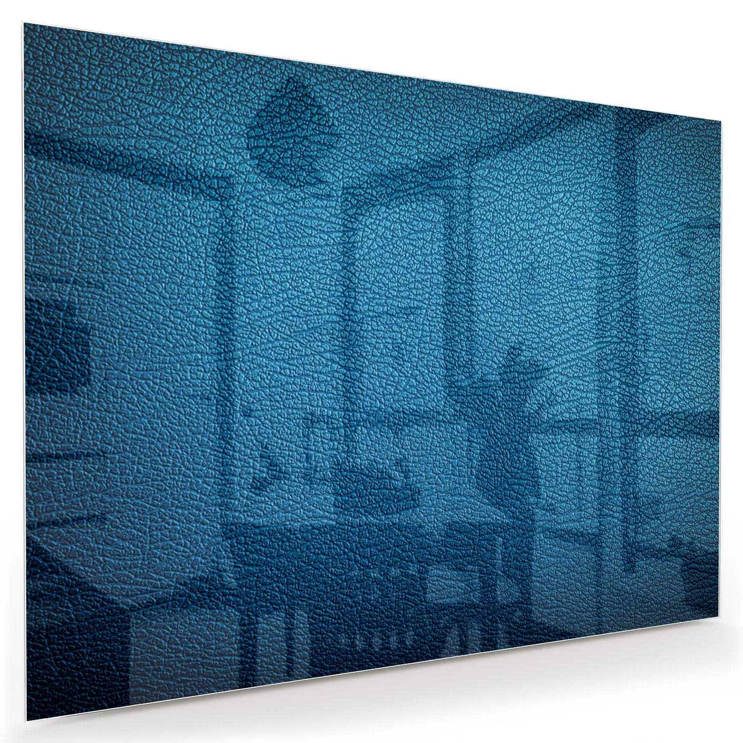 Blauw glazen schilderij met reflecties aan de muur in een moderne woonkamer.
