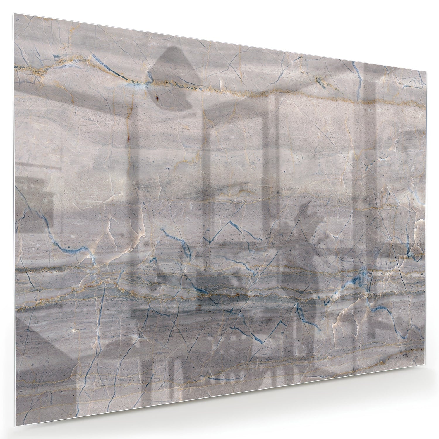 Glazen schilderij in aardetinten hangt aan de muur in een moderne woonkamer.