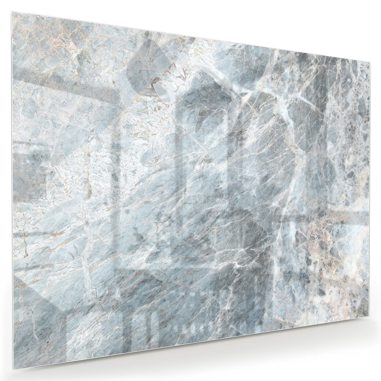 Uniek glazen schilderij met marmerlook in blauwtinten aan de muur