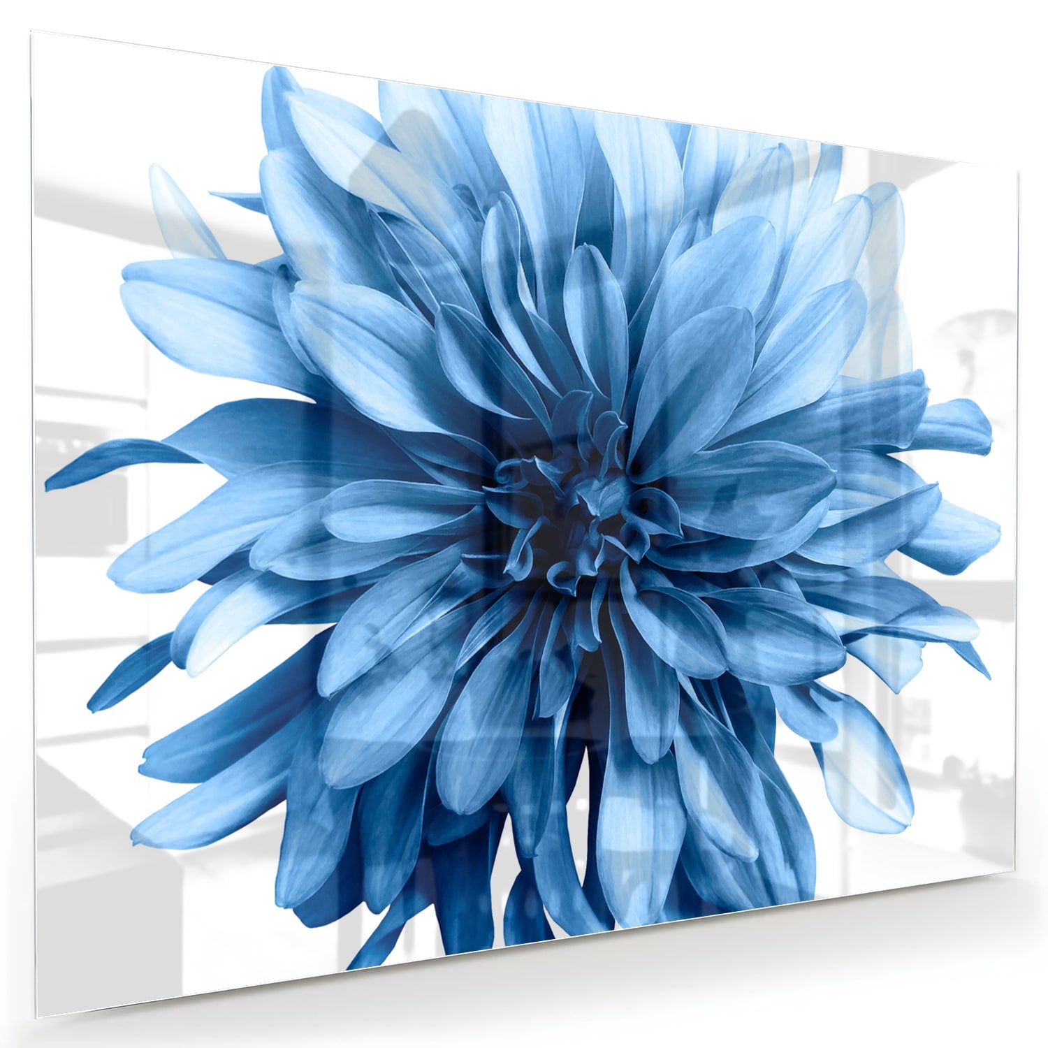 Glazen schilderij van een blauwe bloem in een moderne woonkamer