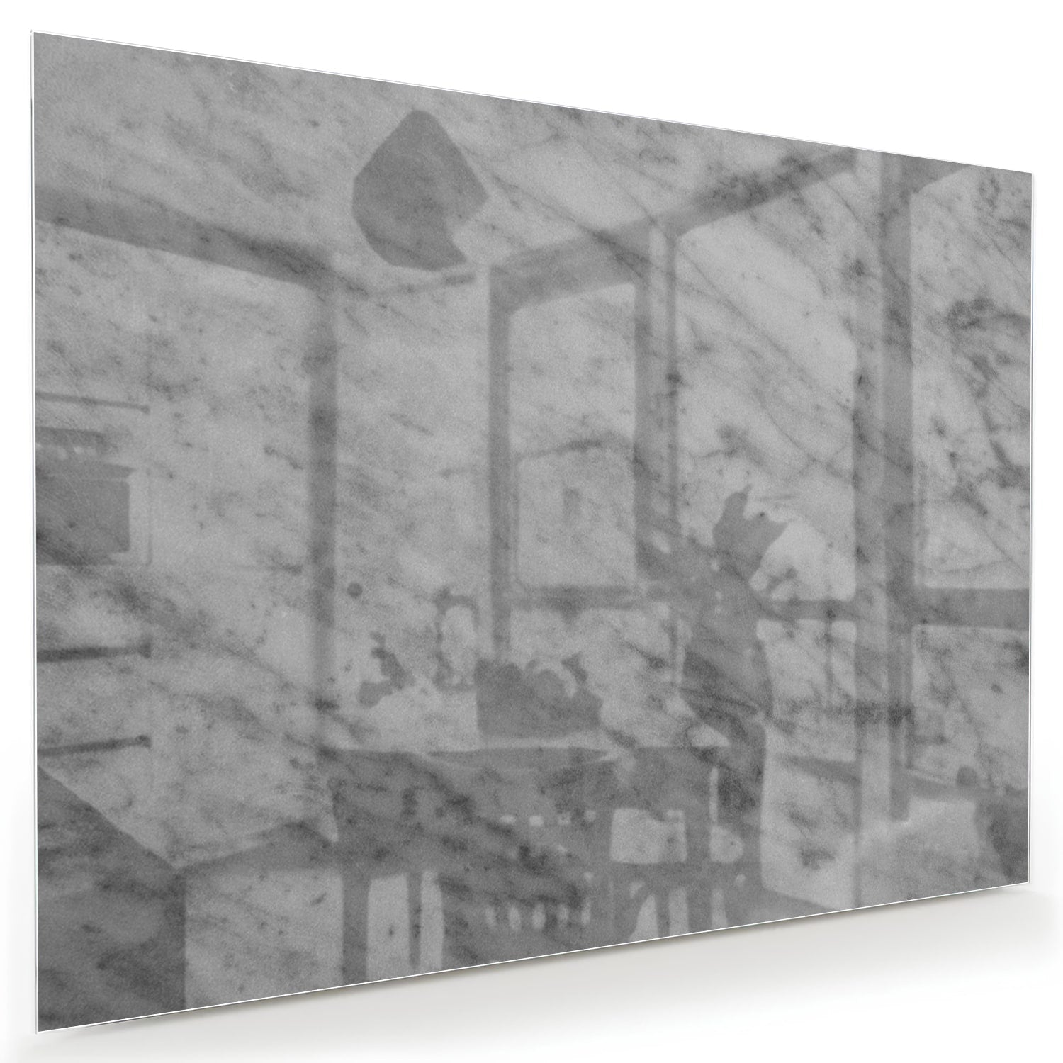 Glazen schilderij met marmerlook in een stijlvolle woonkamer met een houten meubel.