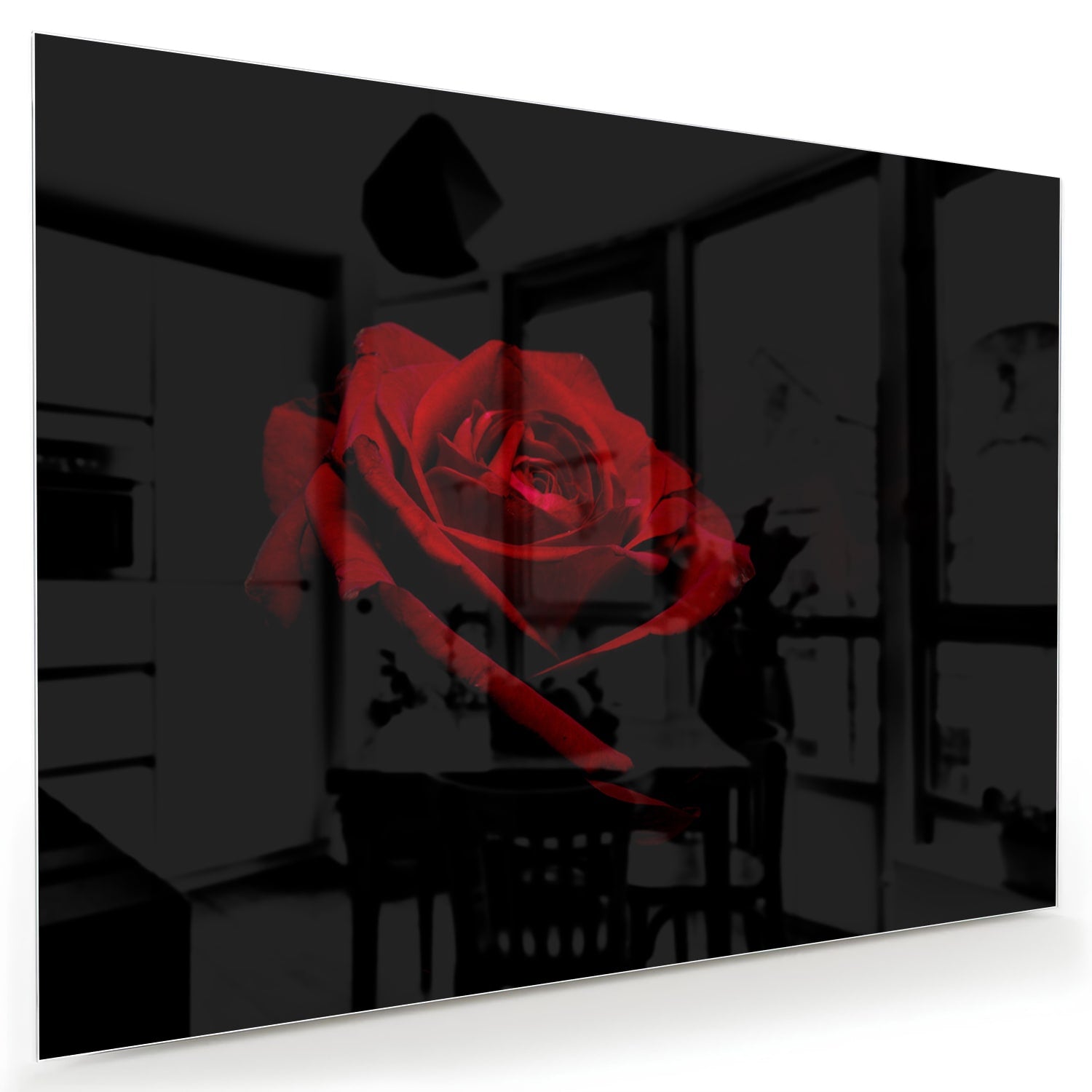 Glazen schilderij met rode roos op een zwarte achtergrond, elegant en modern.
