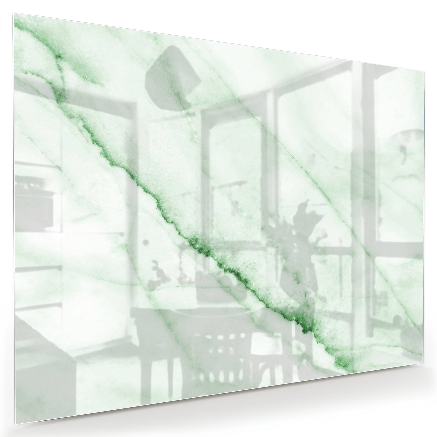 Glazen schilderij met een groene marmerlook aan de muur in een moderne woonkamer.