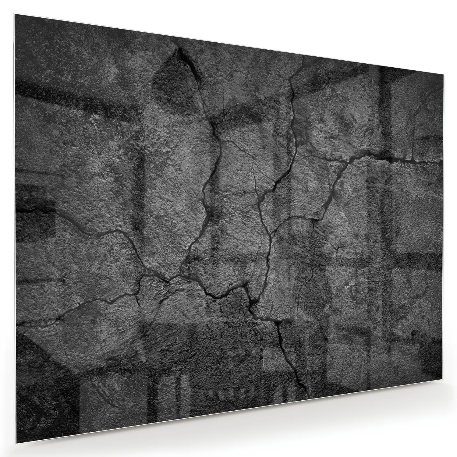 Abstract glas schilderij met een gebarsten textuur aan de muur in een moderne woonkamer.