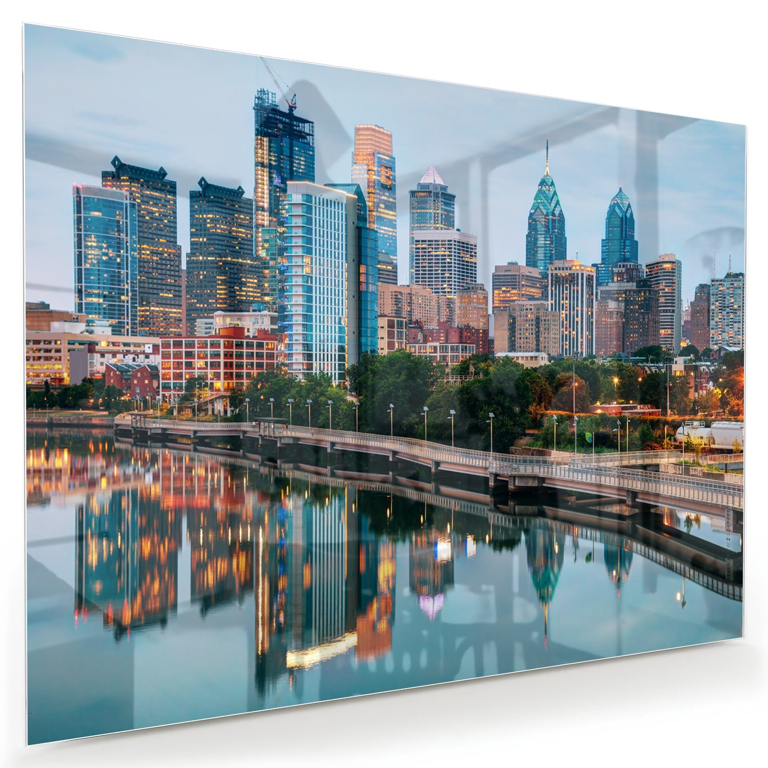 Glazen schilderij met een stadsgezicht en reflecties in het water
