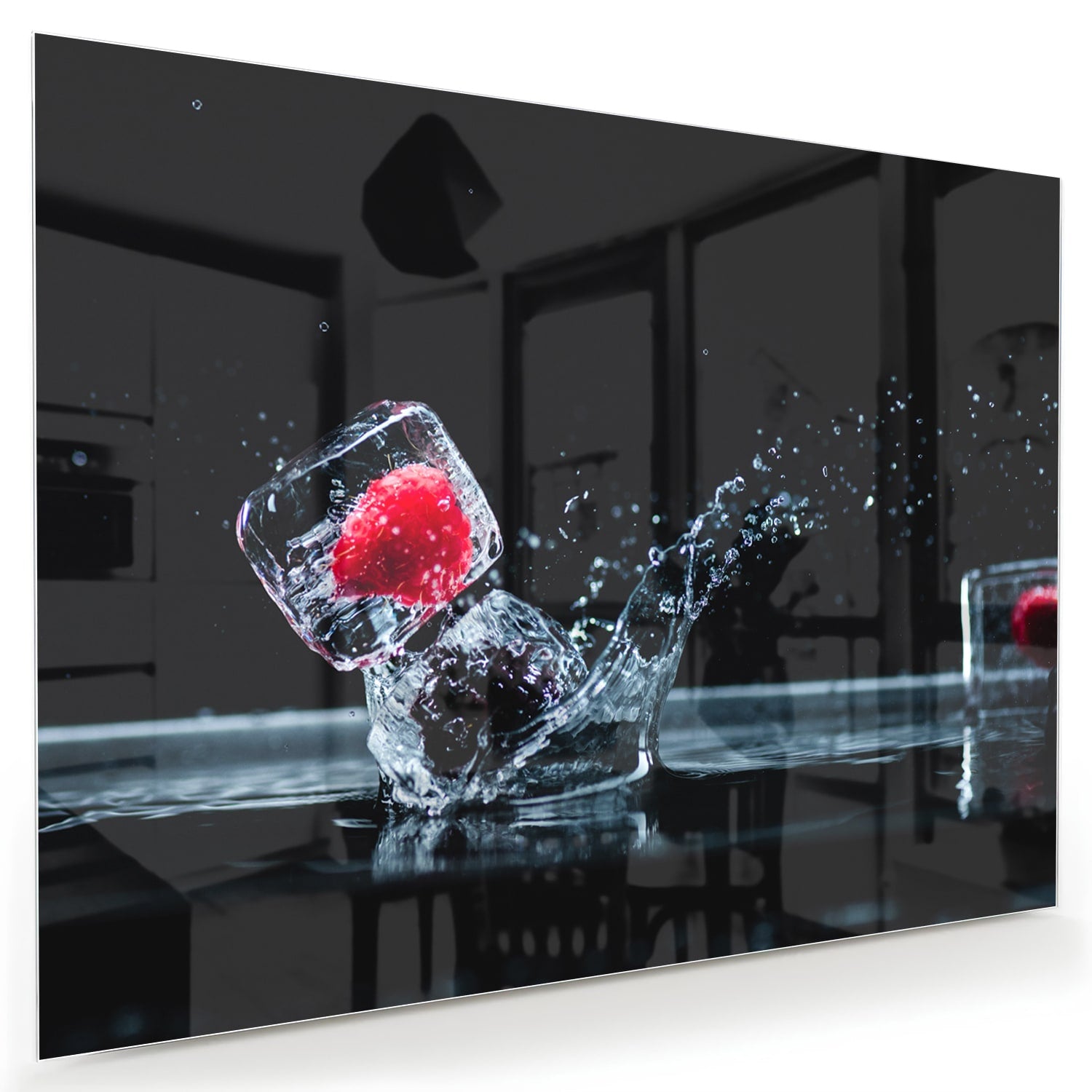Glazen schilderij van een aardbei die in een glas valt met water splash
