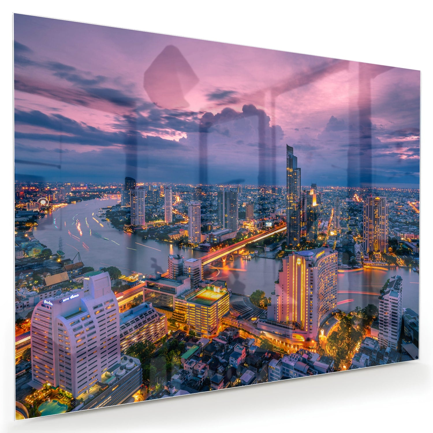 Glazen schilderij van een stad met avondlicht, perfect voor in huis.