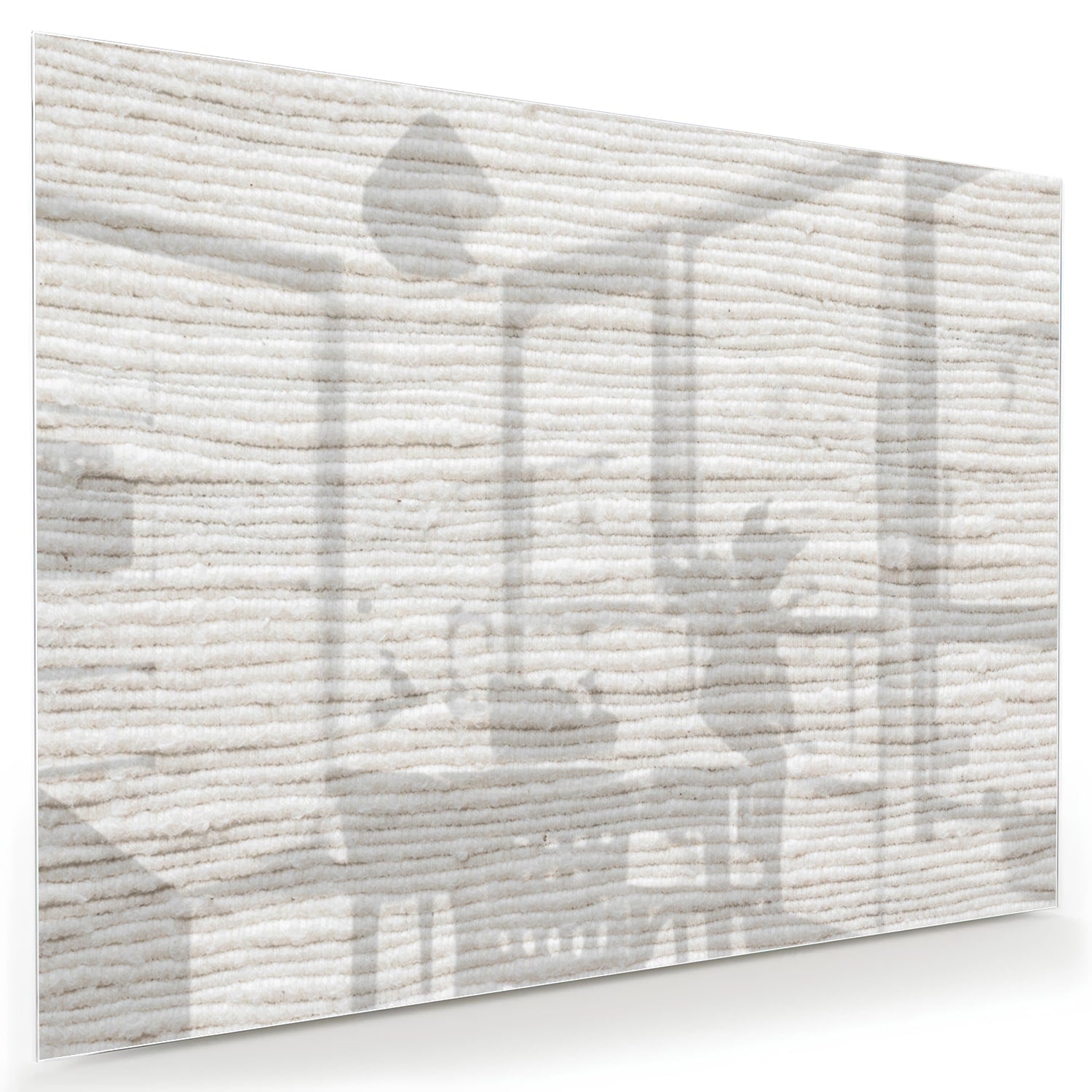 Glazen schilderij met natuurlijke lijnen in een stijlvolle woonkamer.