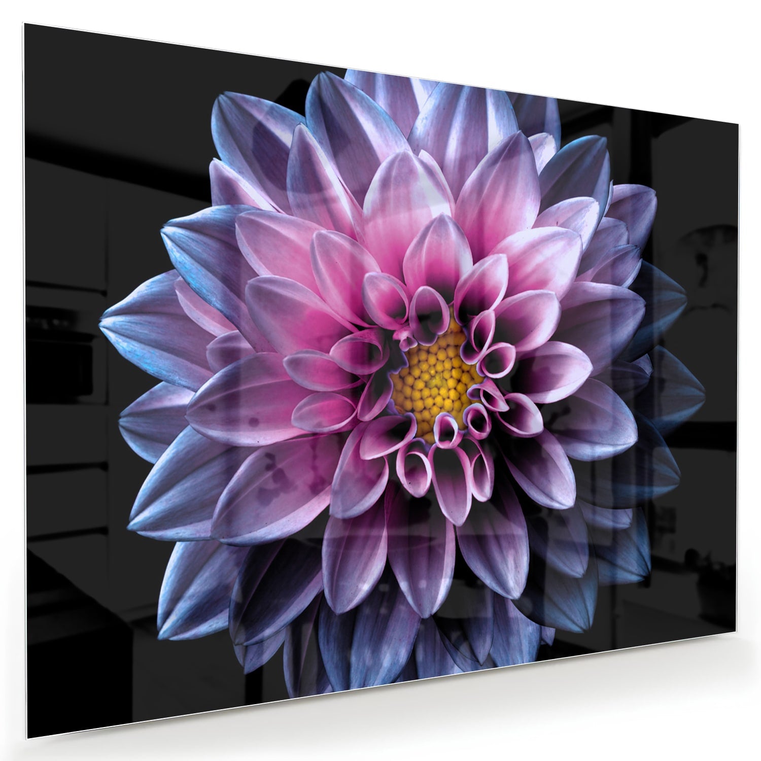 Glazen schilderij van een roze bloem aan de muur in een stijlvolle woonkamer.