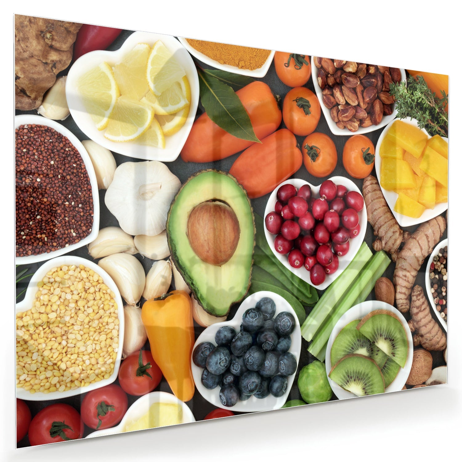 Glazen schilderij met een kleurrijke schikking van fruit en noten.