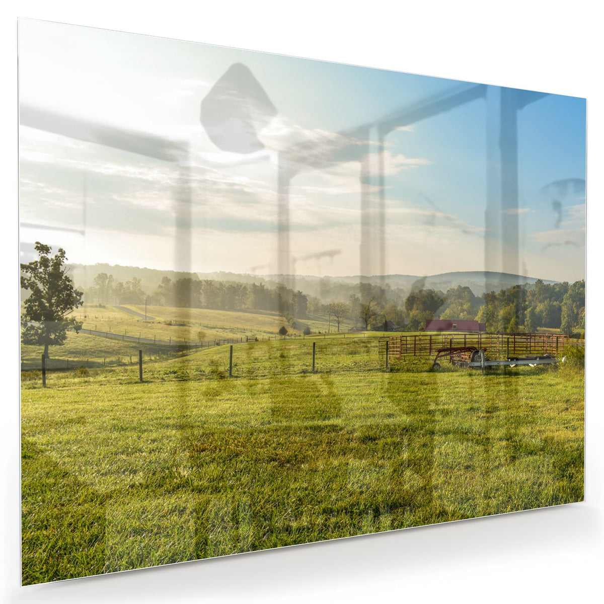 Glazen schilderij van een groene weide onder een blauwe lucht.