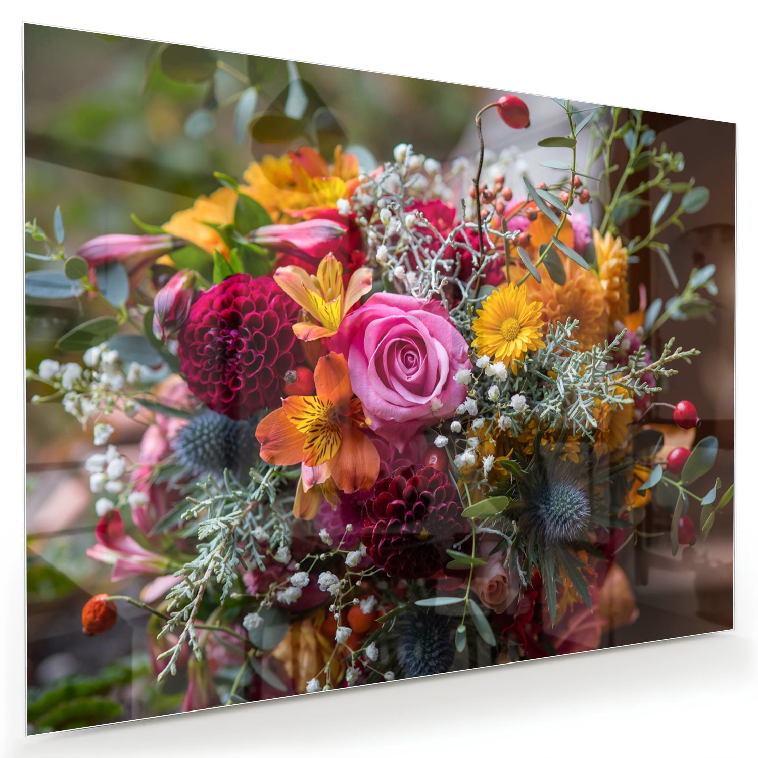 Glazen schilderij met een kleurrijk boeket bloemen aan de muur