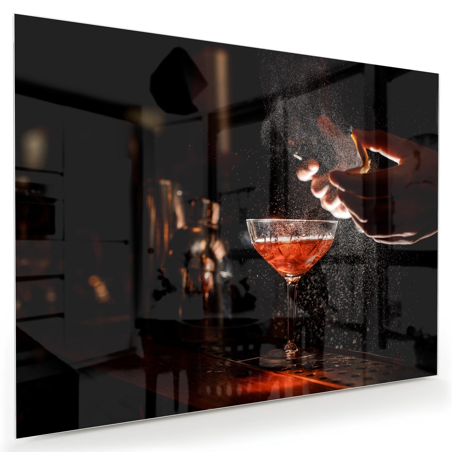 Elegante hand met cocktailglas in een sfeervolle setting