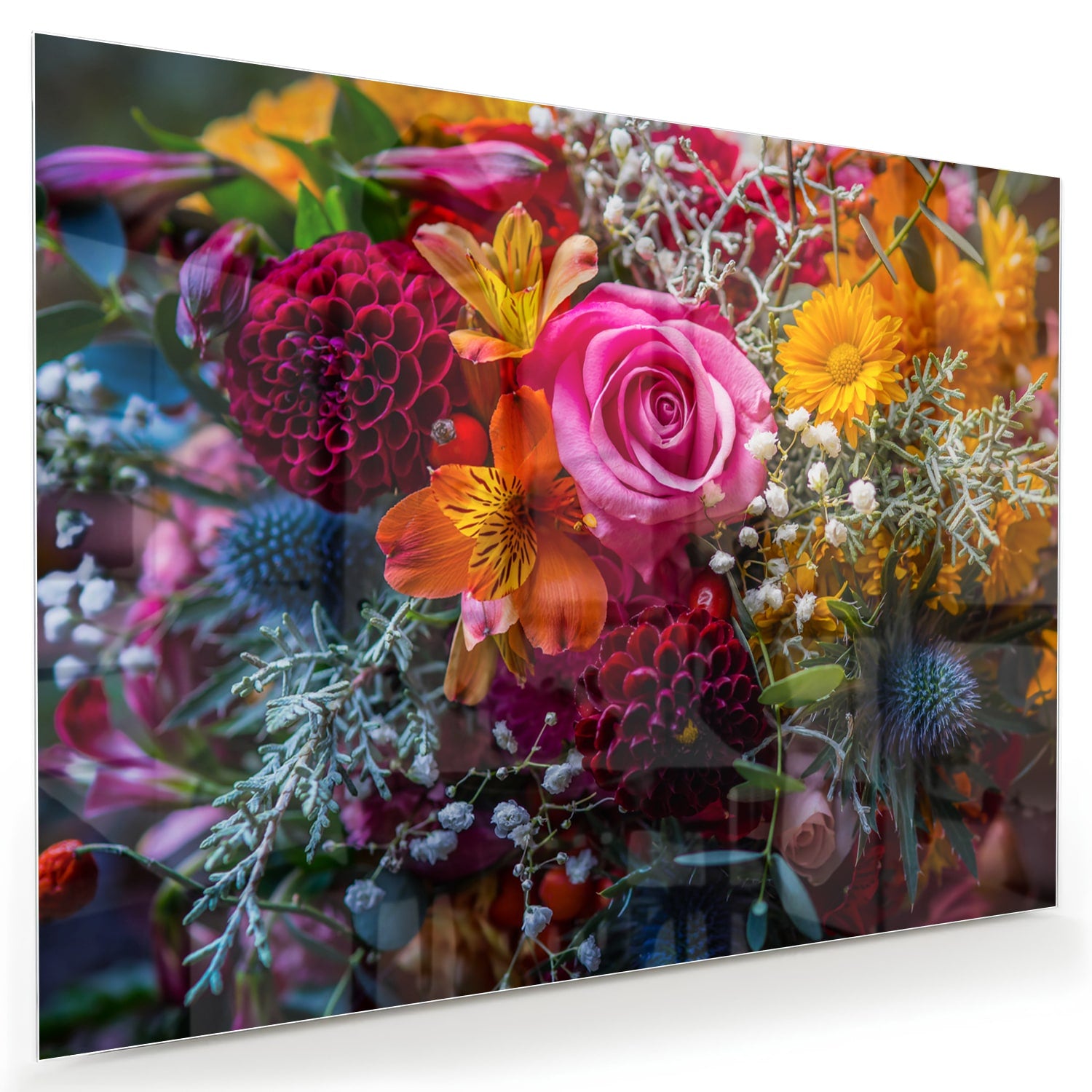Glazen schilderij met een kleurrijke bloemenmix, inclusief rozen en andere bloemen.