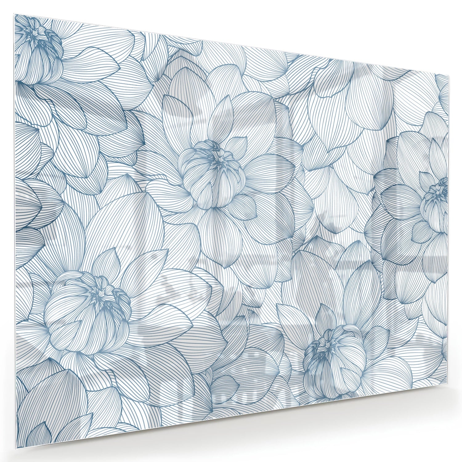 Glazen schilderij met bloemenpatroon in zachte blauwe kleuren, staat boven een houten kast.
