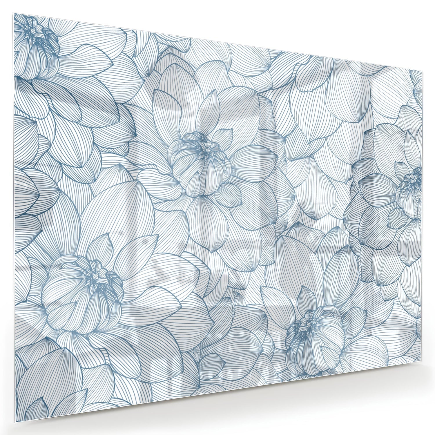Glazen schilderij met bloemenpatroon in zachte blauwe kleuren, staat boven een houten kast.