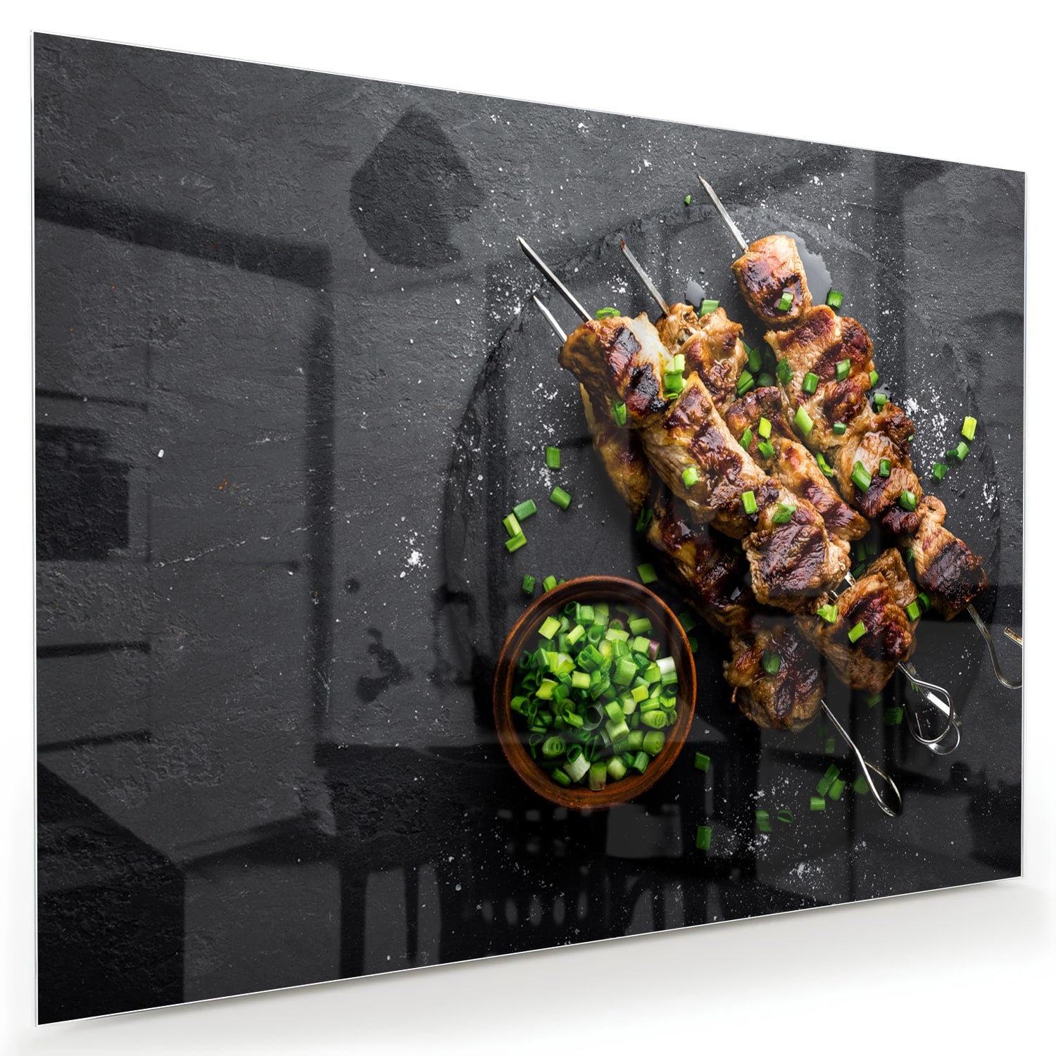 Glazen schilderij met kebabs op een zwarte achtergrond, perfect voor keuken decoratie.