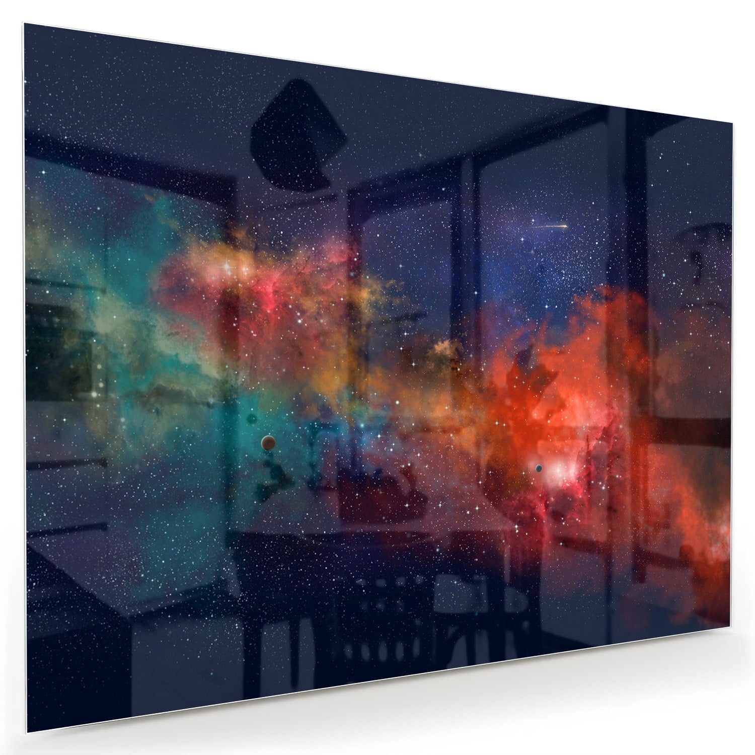 Glazen schilderij van een sterrenstelsel in levendige kleuren aan de muur.