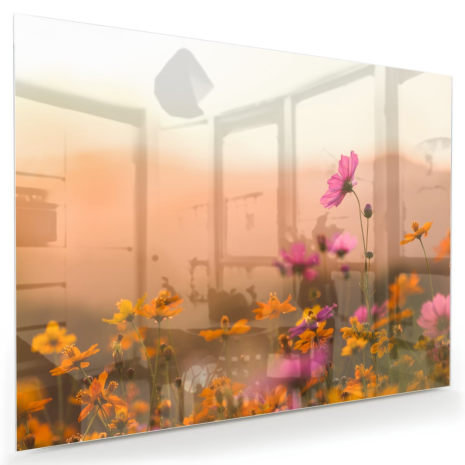 Glazen schilderij met kleurrijke bloemen tegen een pastelachtergrond.