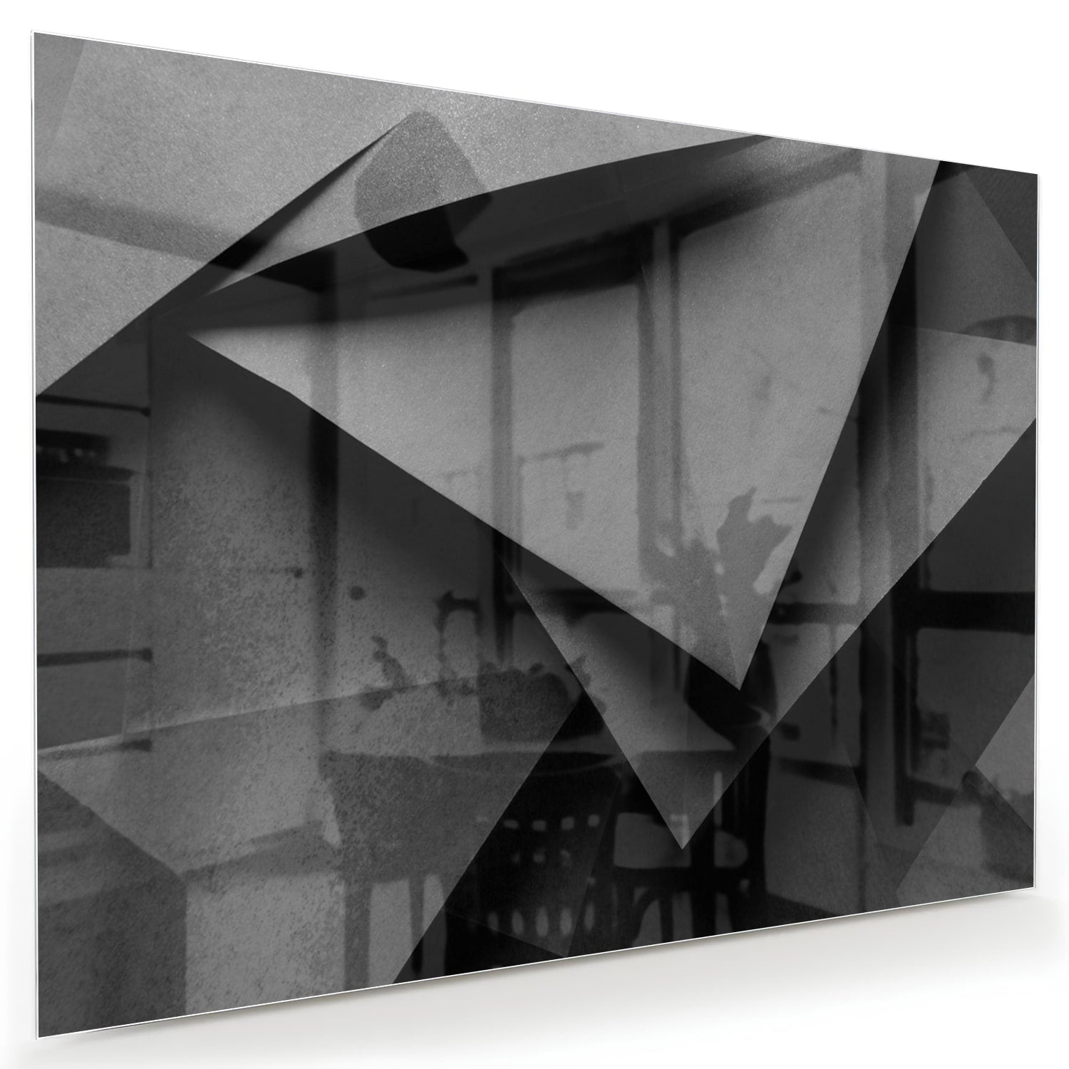 Modern glazen schilderij met een geometrisch zwart-wit ontwerp aan de muur.