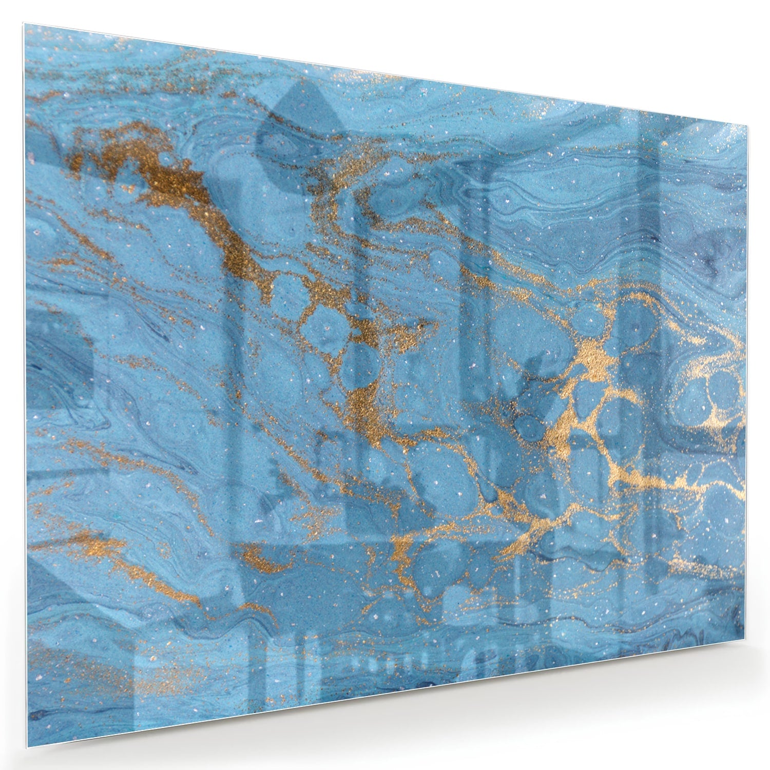 Glazen schilderij met blauw en gouden patronen aan de muur boven een houten kast.