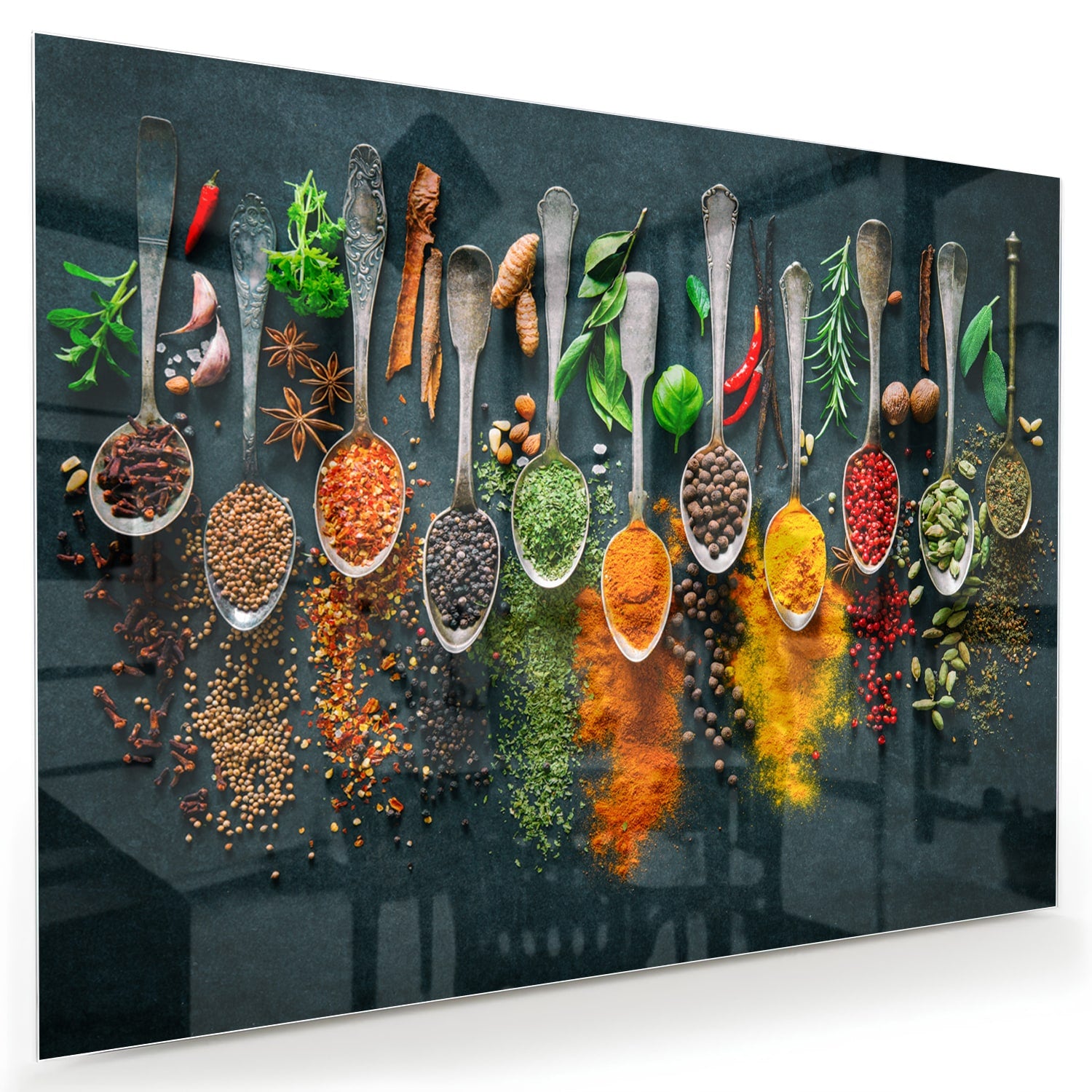 Glazen schilderij met een assortiment kleurrijke specerijen en kruiden, perfect voor keukeninrichting.