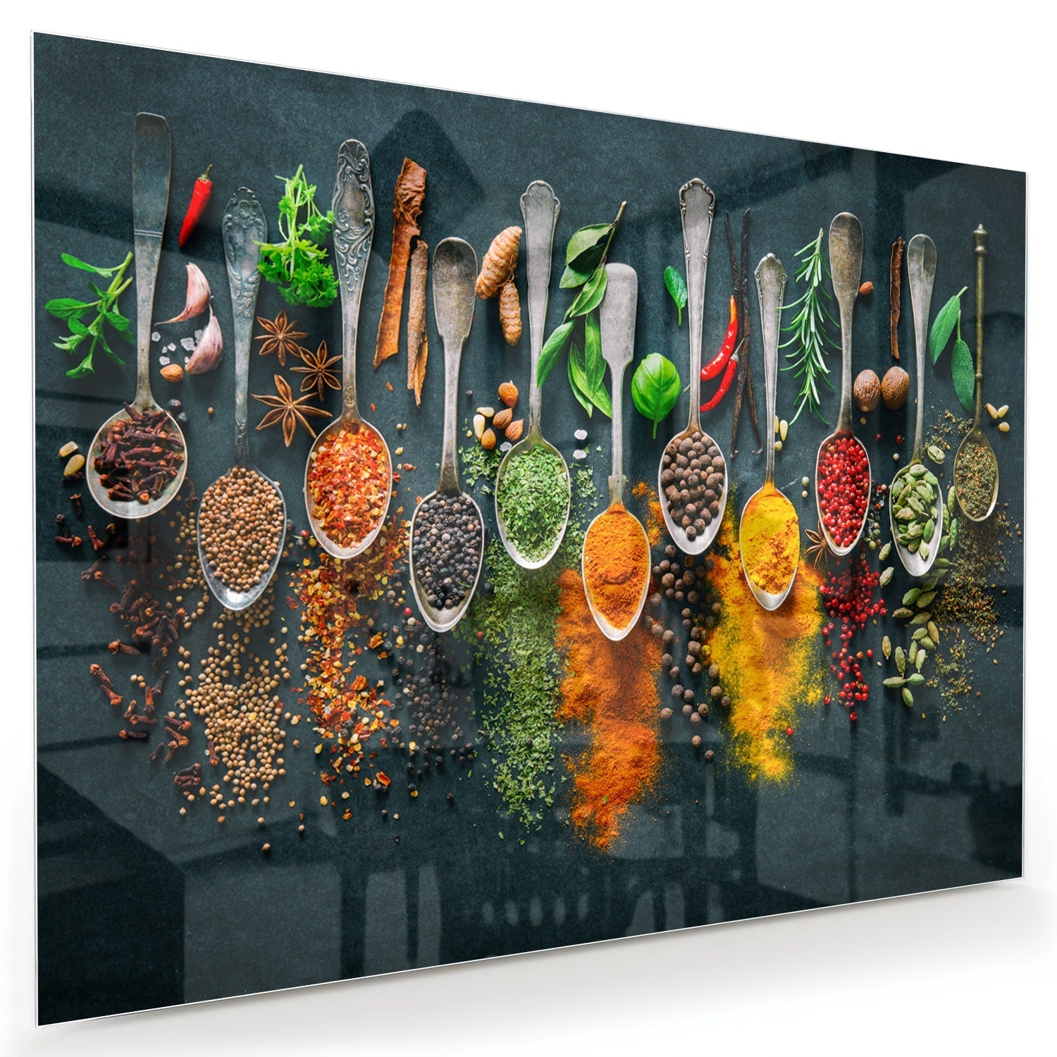 Glazen schilderij met een assortiment kleurrijke specerijen en kruiden, perfect voor keukeninrichting.