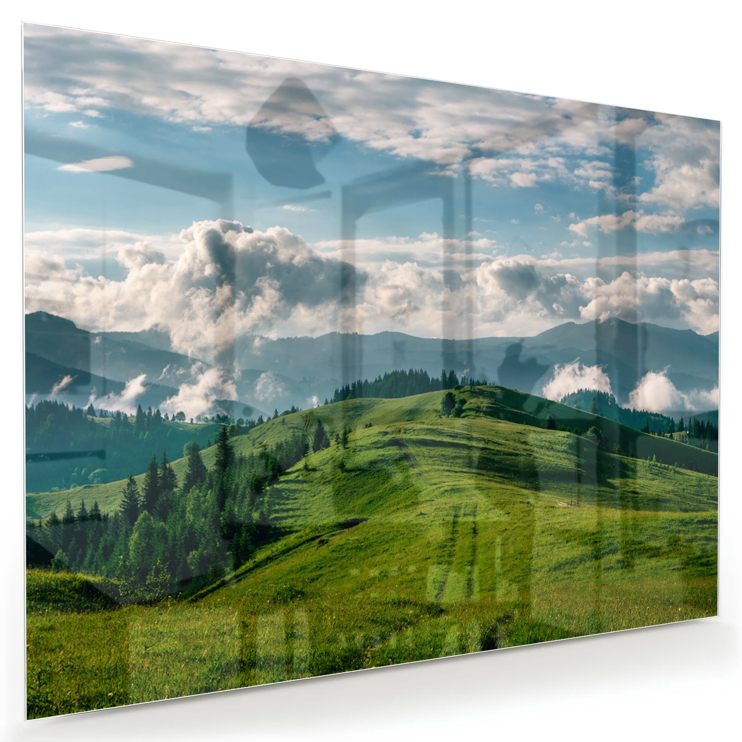 Glas schilderij van een prachtig berglandschap met groene heuvels en bergen.
