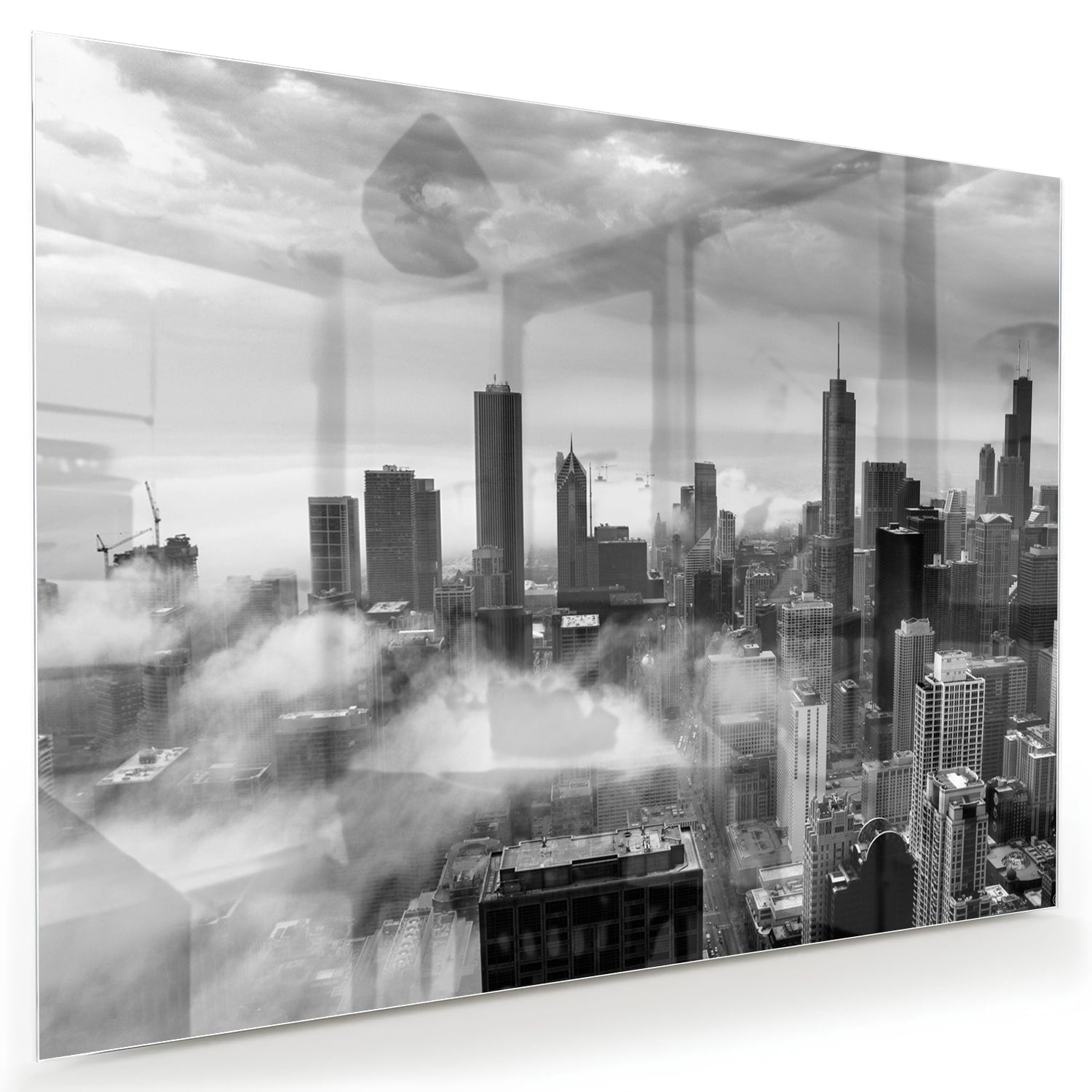 Glazen schilderij van een stads skyline in zwart-wit met wolken.