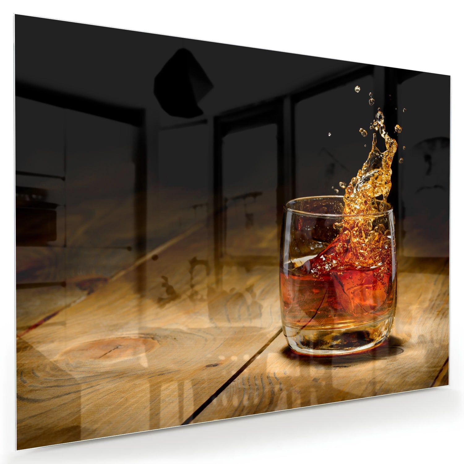 Glazen schilderij met een glas en spetterende drank op een houten tafel.