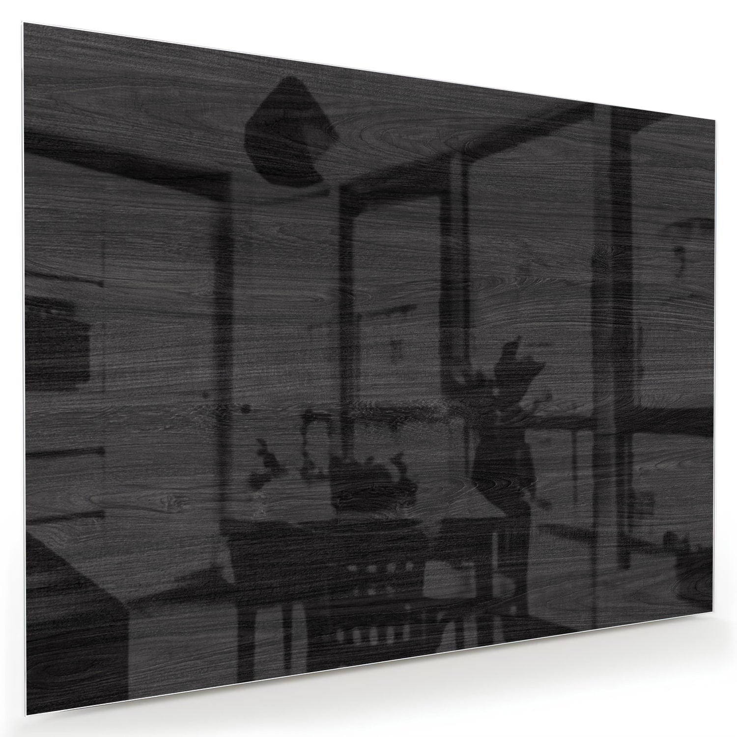 Zwart glazen schilderij met subtiele schaduwen in een moderne woonkamer.