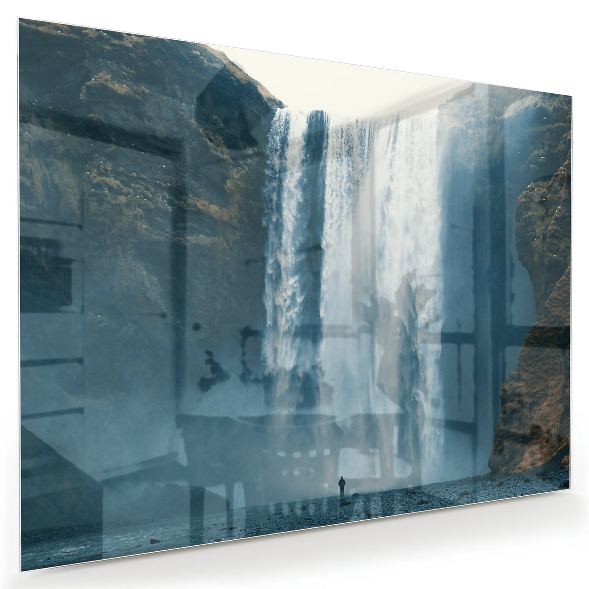Glazen schilderij van een waterval in een moderne woonkamer.