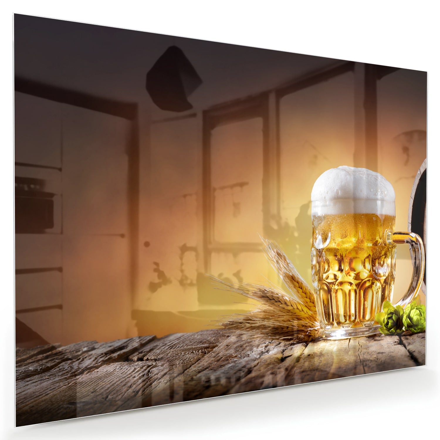 Glazen schilderij van een koud biertje op een houten tafel met groen in de achtergrond.