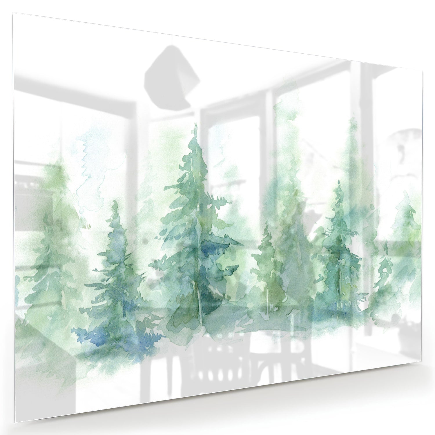 Glazen schilderij met groene dennenbomen aan de muur in een modern interieur.