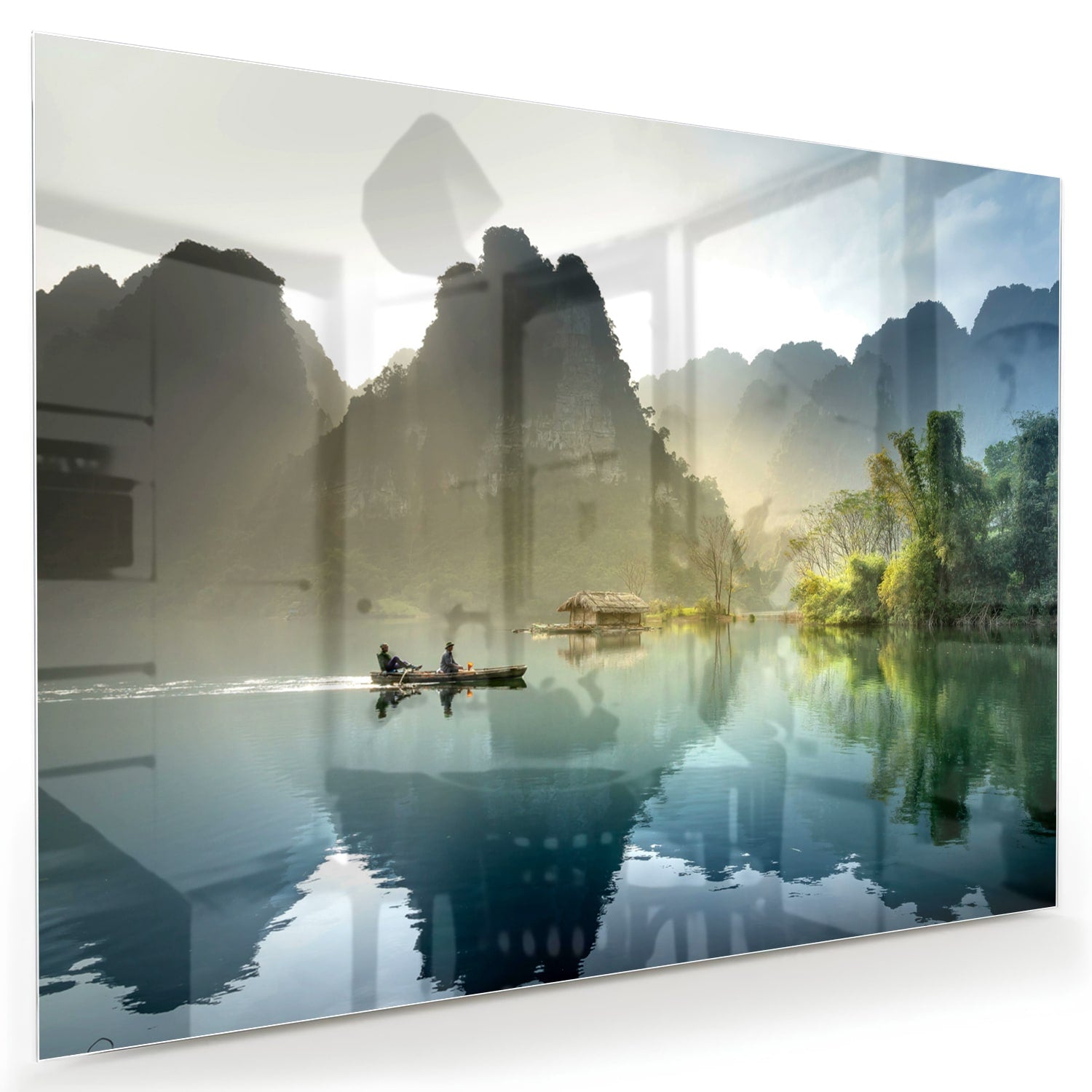 Glazen schilderij van een serene berglandschap met reflecties in het water.
