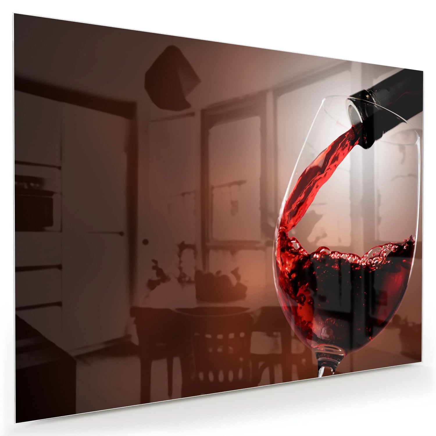 Glazen schilderij van een rode wijn die in een glas wordt ingeschonken, zichtbaar in een moderne woonkamer.
